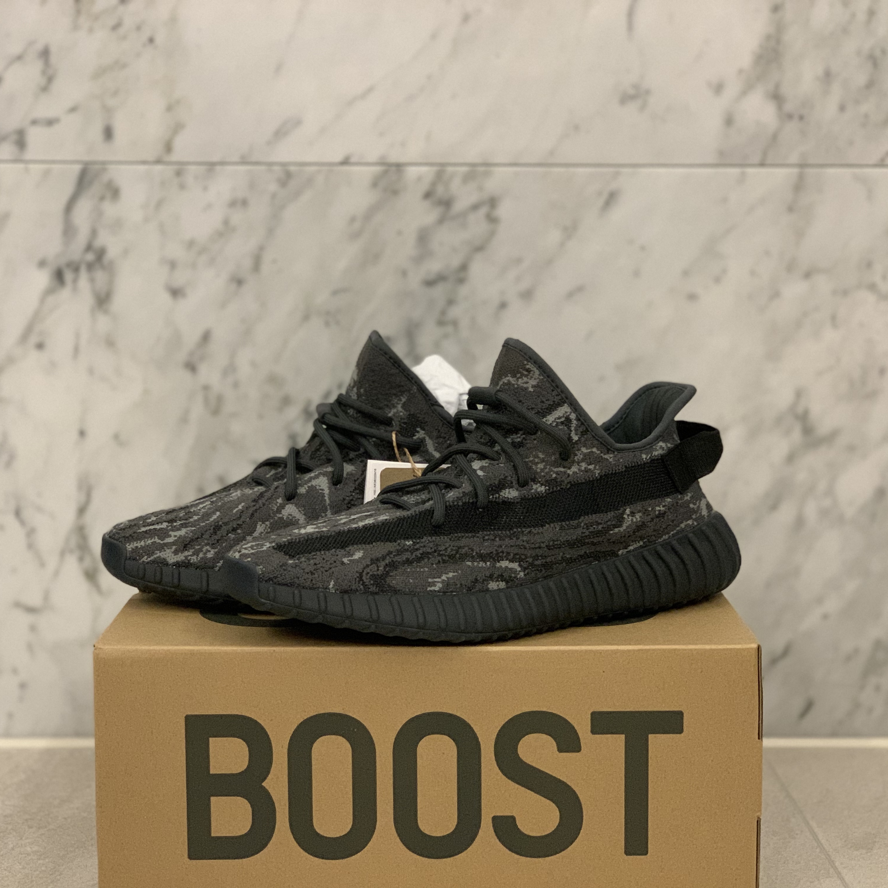 Adidas Yeezy Boost 350 V2 MX Dark Salt 착용 스타일 - 2