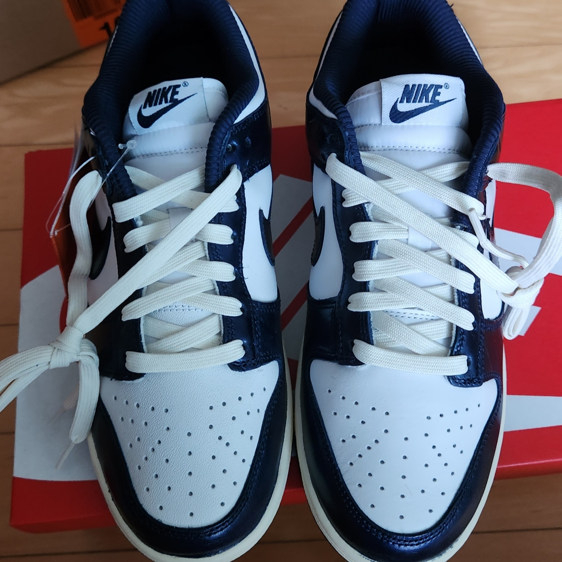 (W) Nike Dunk Low PRM Midnight Navy and White 착용 스타일 - 1