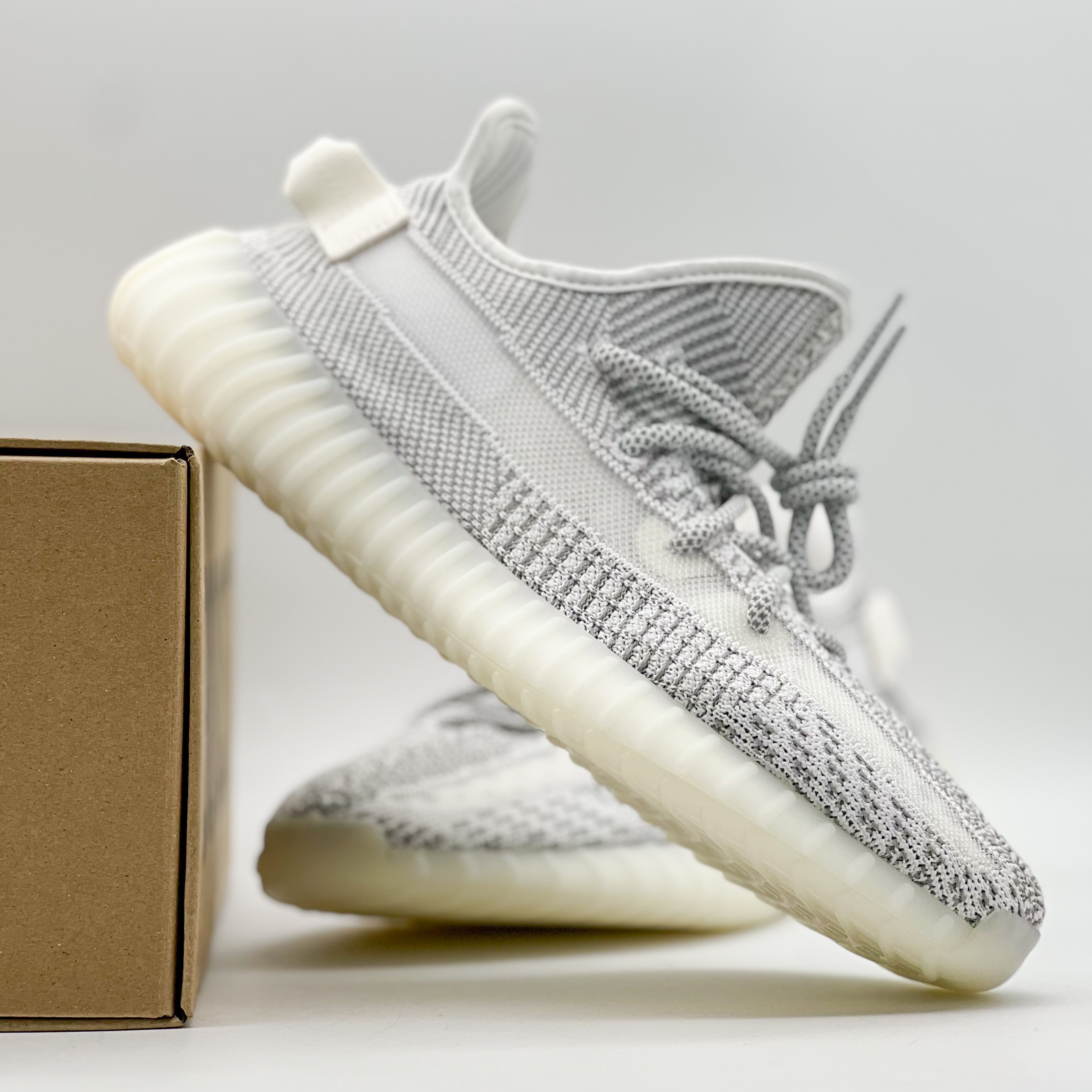 Adidas Yeezy Boost 350 V2 Static 2023 착용 스타일 - 4