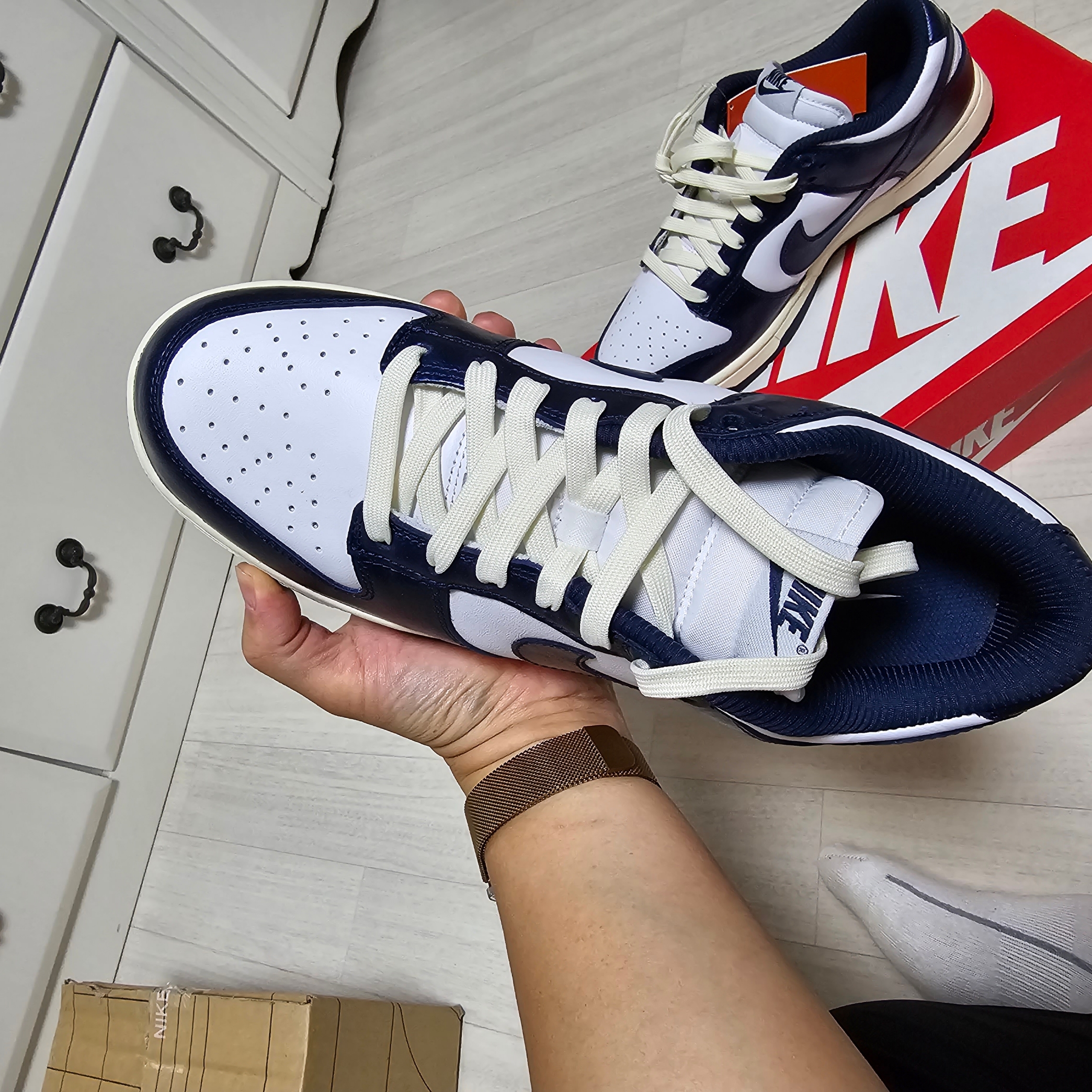 (W) Nike Dunk Low PRM Midnight Navy and White 착용 스타일 - 3