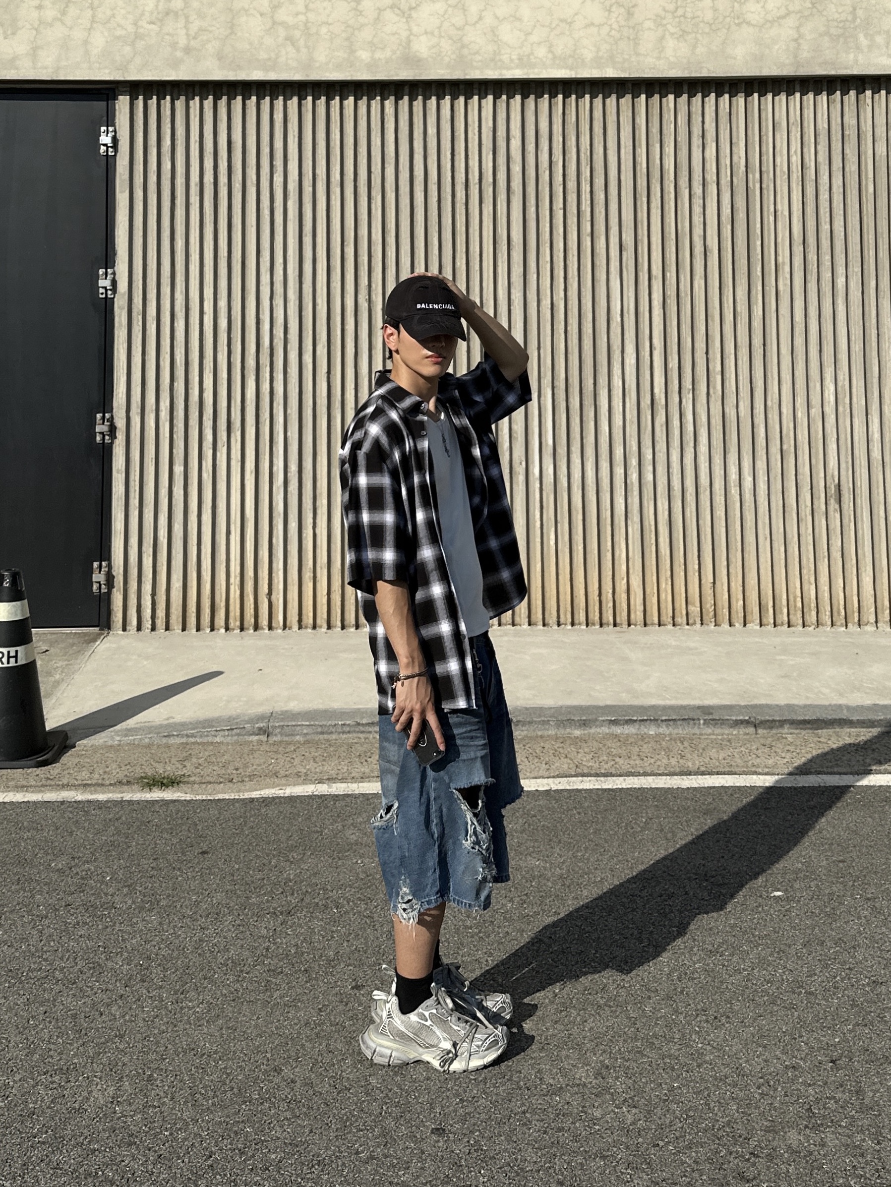 Balenciaga 3XL Sneakers Light Beige, Balenciaga BB Laser Destroyed Cap Black 착용 스타일 - 2