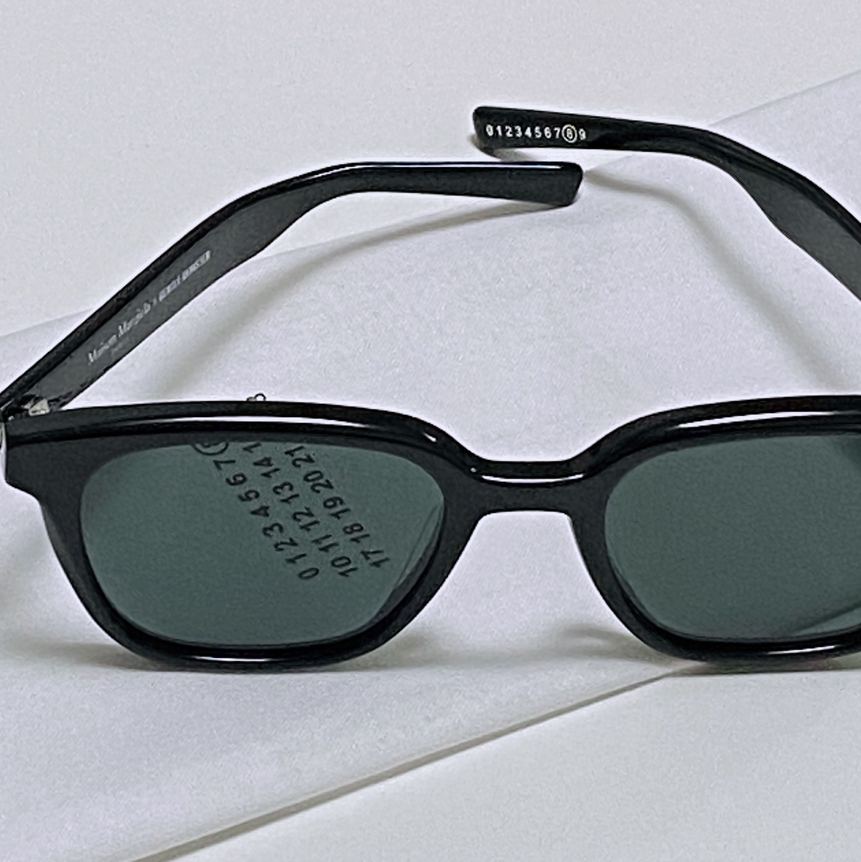 Gentle Monster x Maison Margiela MM007 Black Black 착용 스타일 - 2