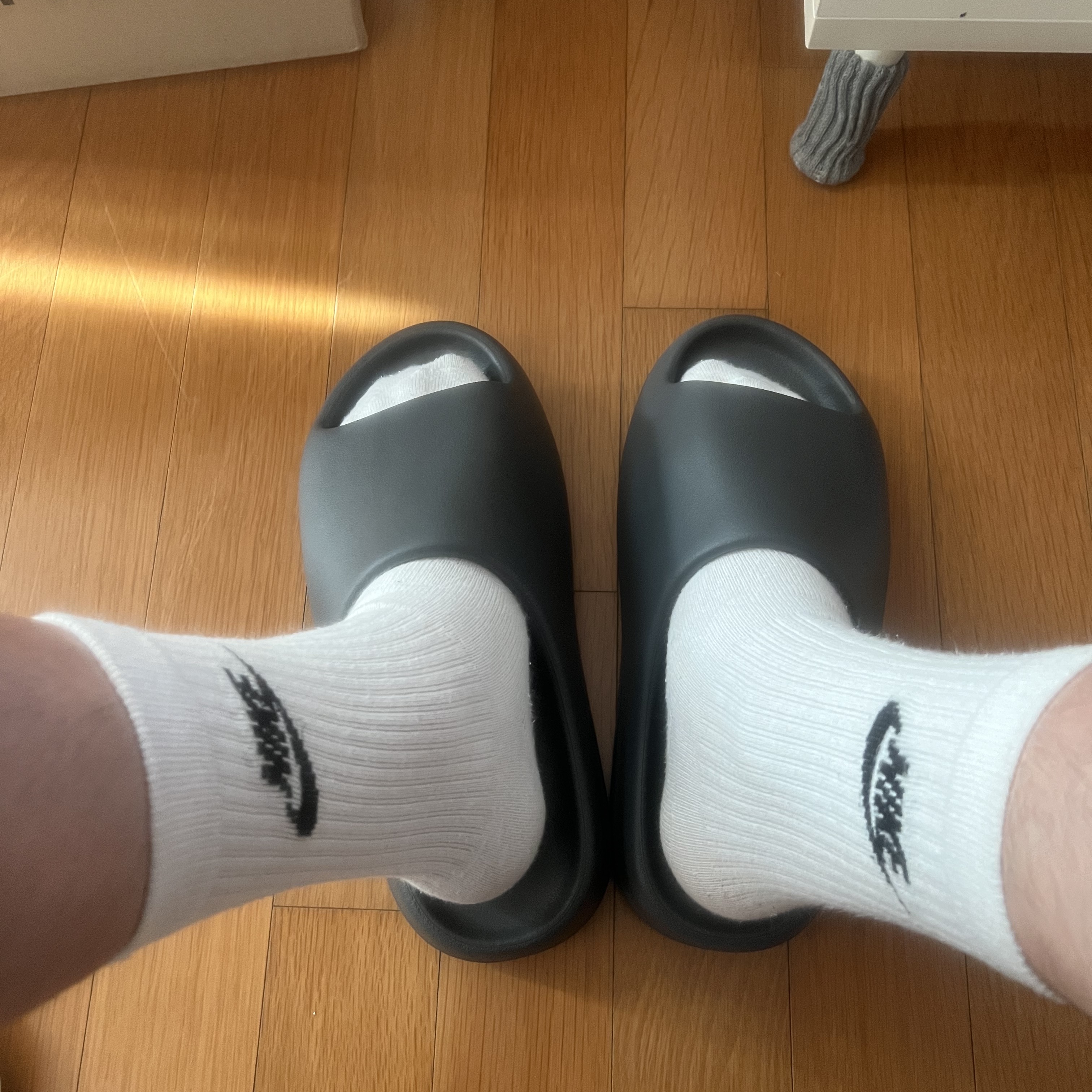 Adidas Yeezy Slide Slate Grey 착용 스타일