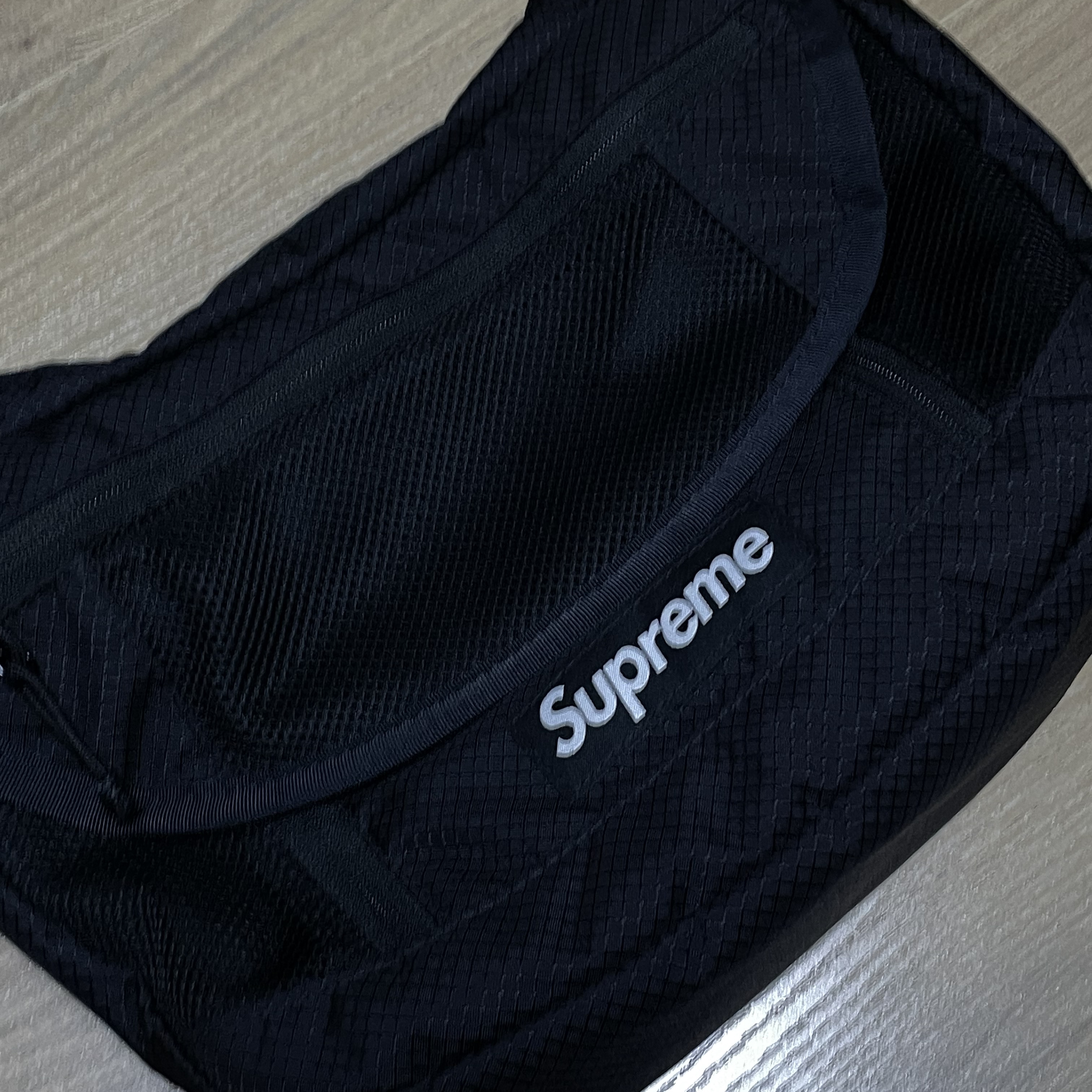 Supreme Small Messenger Bag Black - 22SS 착용 스타일