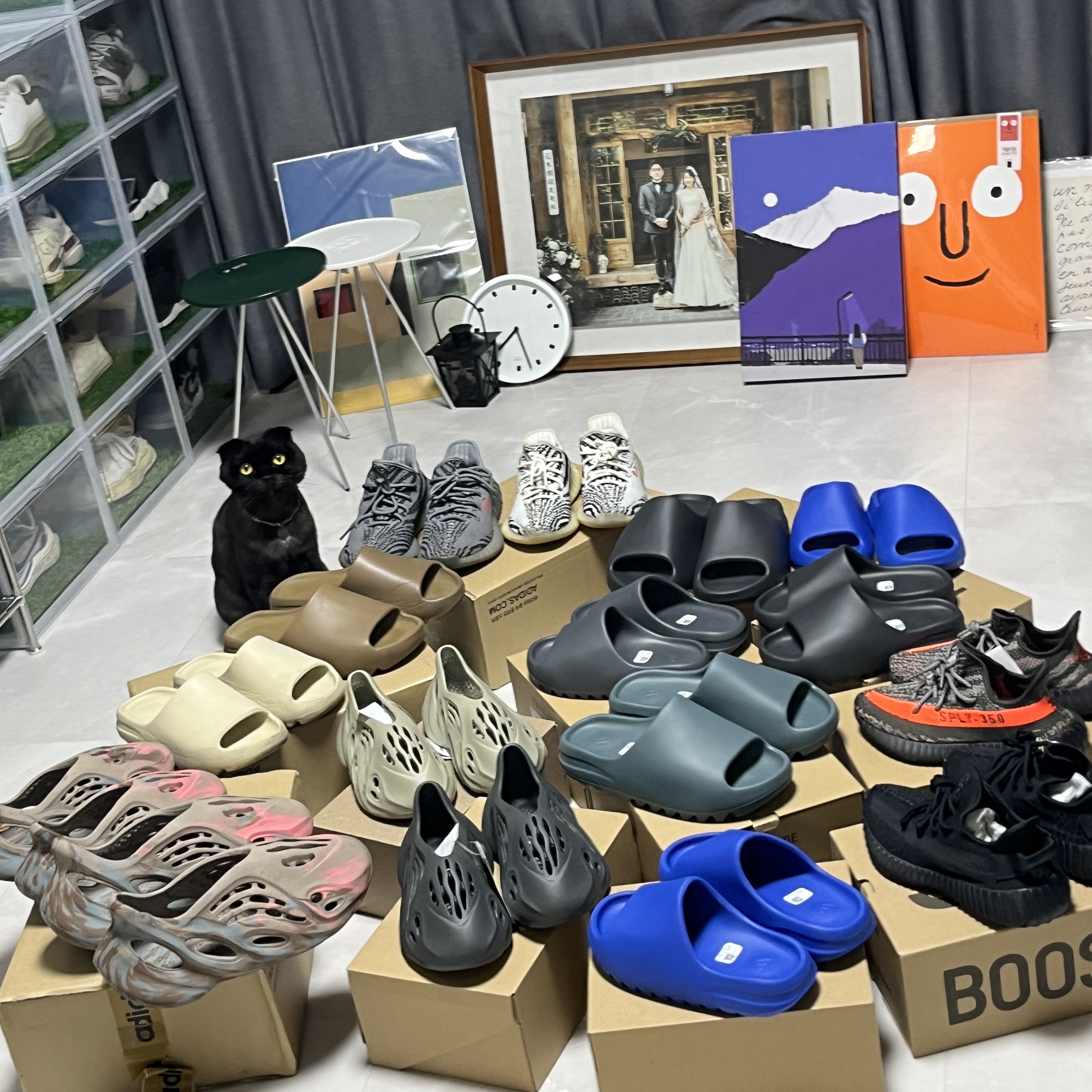 Adidas Yeezy Slide Onyx, Adidas Yeezy Slide Azure 착용 스타일 - 1