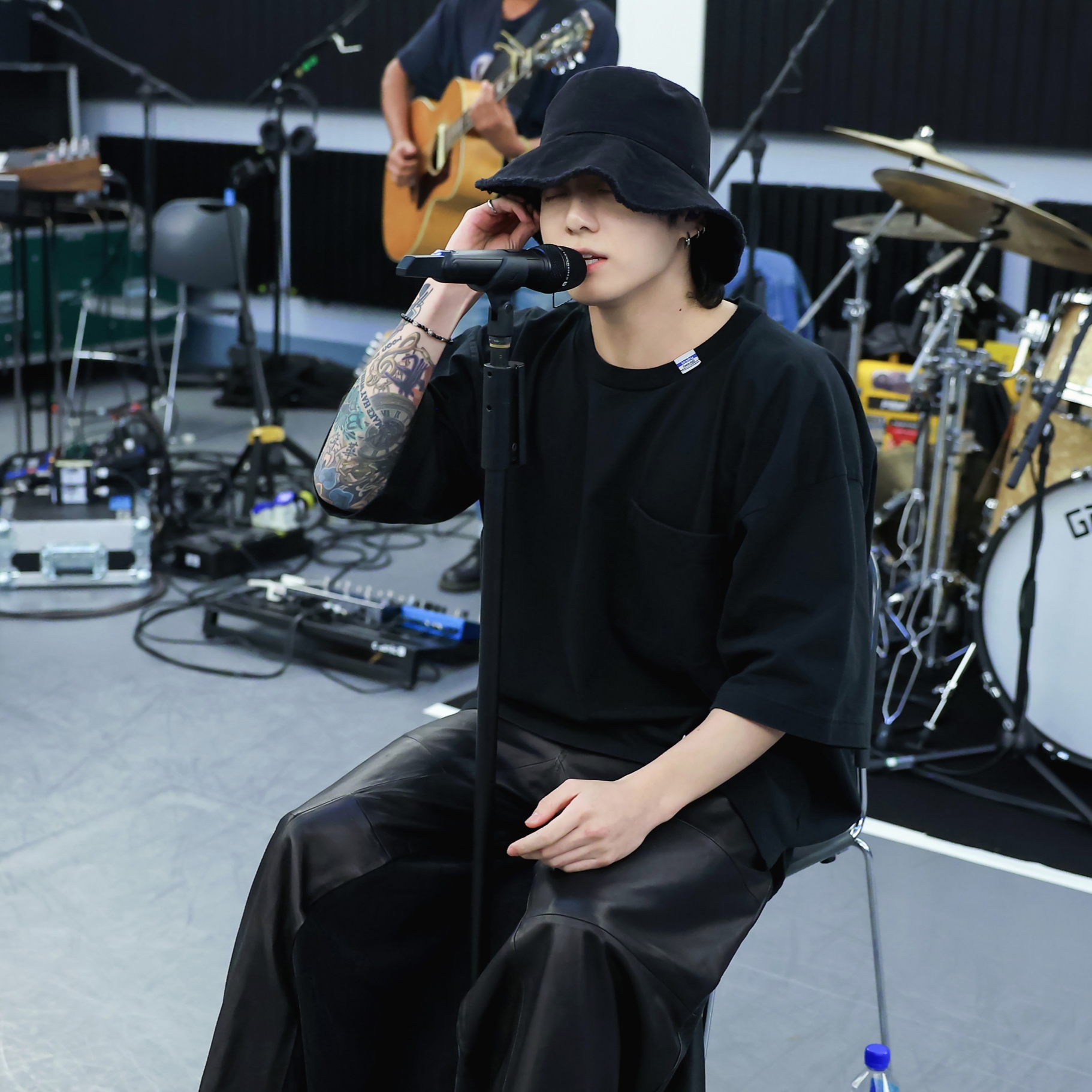Maison Mihara Yasuhiro Instrumental Embroidery T-Shirt Black 착용 스타일
