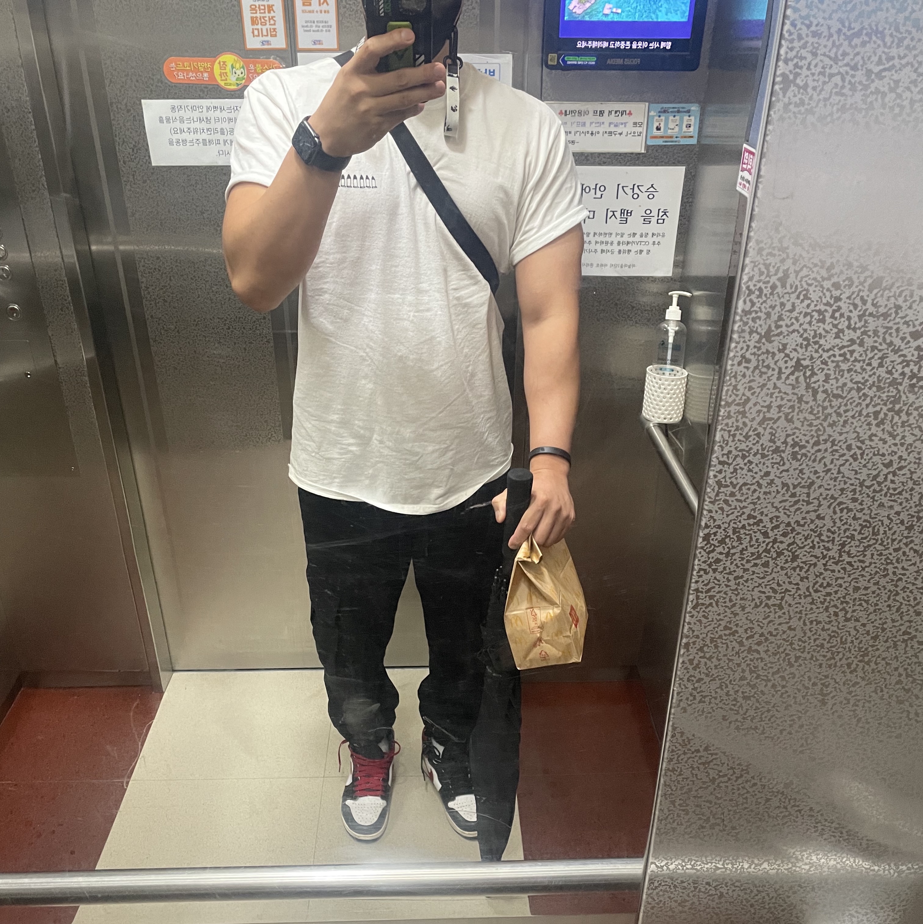 Jordan 1 Retro High OG Gym Red, Tom Sachs Ten Bullets T-Shirt White 2022 착용 스타일