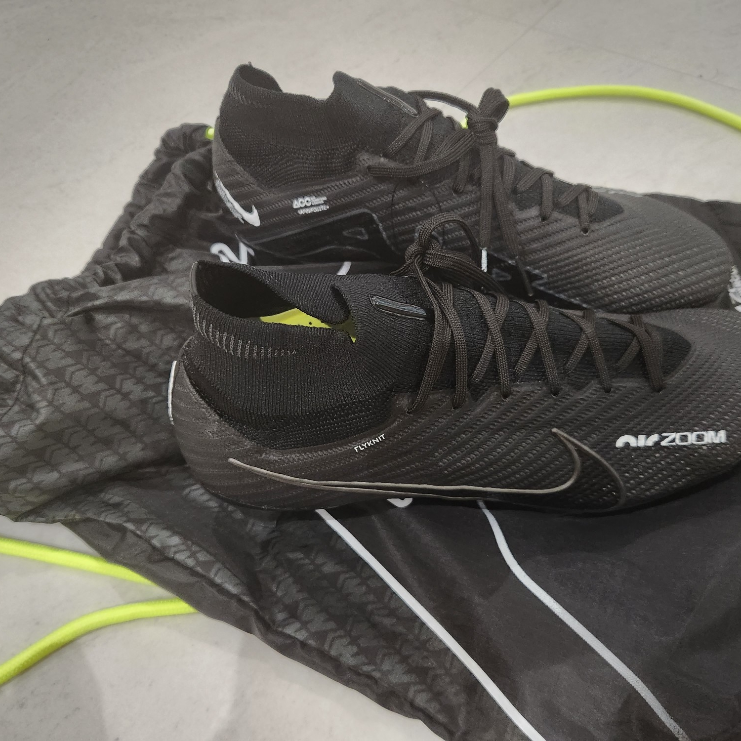 Nike Zoom Mercurial Superfly 9 Elite FG Black Volt 착용 스타일 - 1