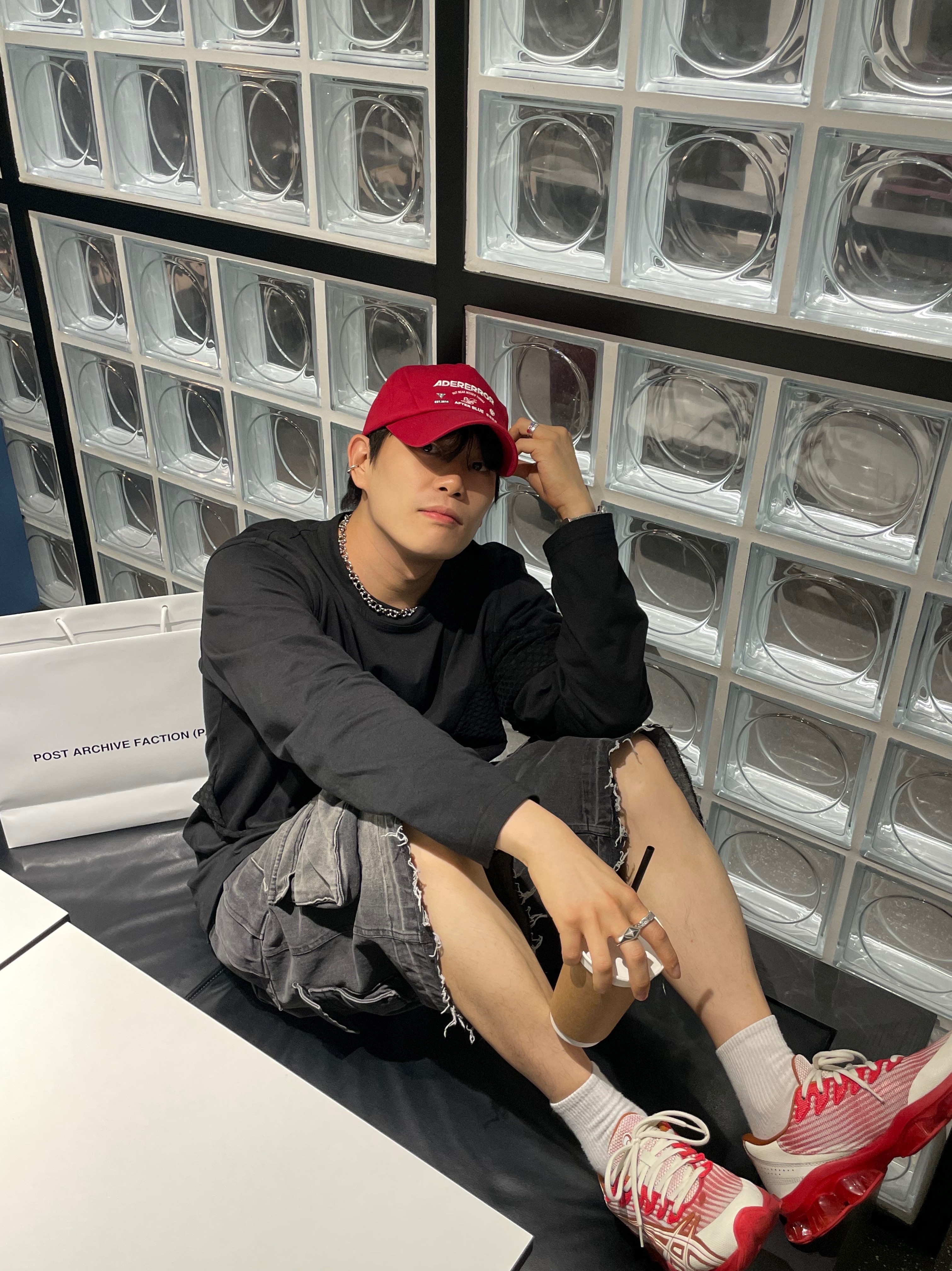 Asics x Kiko Kostadinov Gel-Quantum Levitrack Candy Apple Red, Nos Couleurs Old Washed Cargo Denim Shorts Dark Grey 착용 스타일 - 1