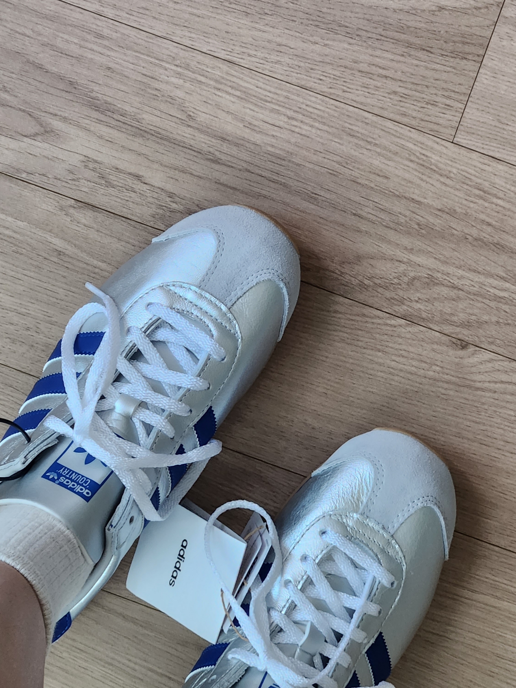 Adidas Country OG Matte Silver Bright Blue 착용 스타일 - 3