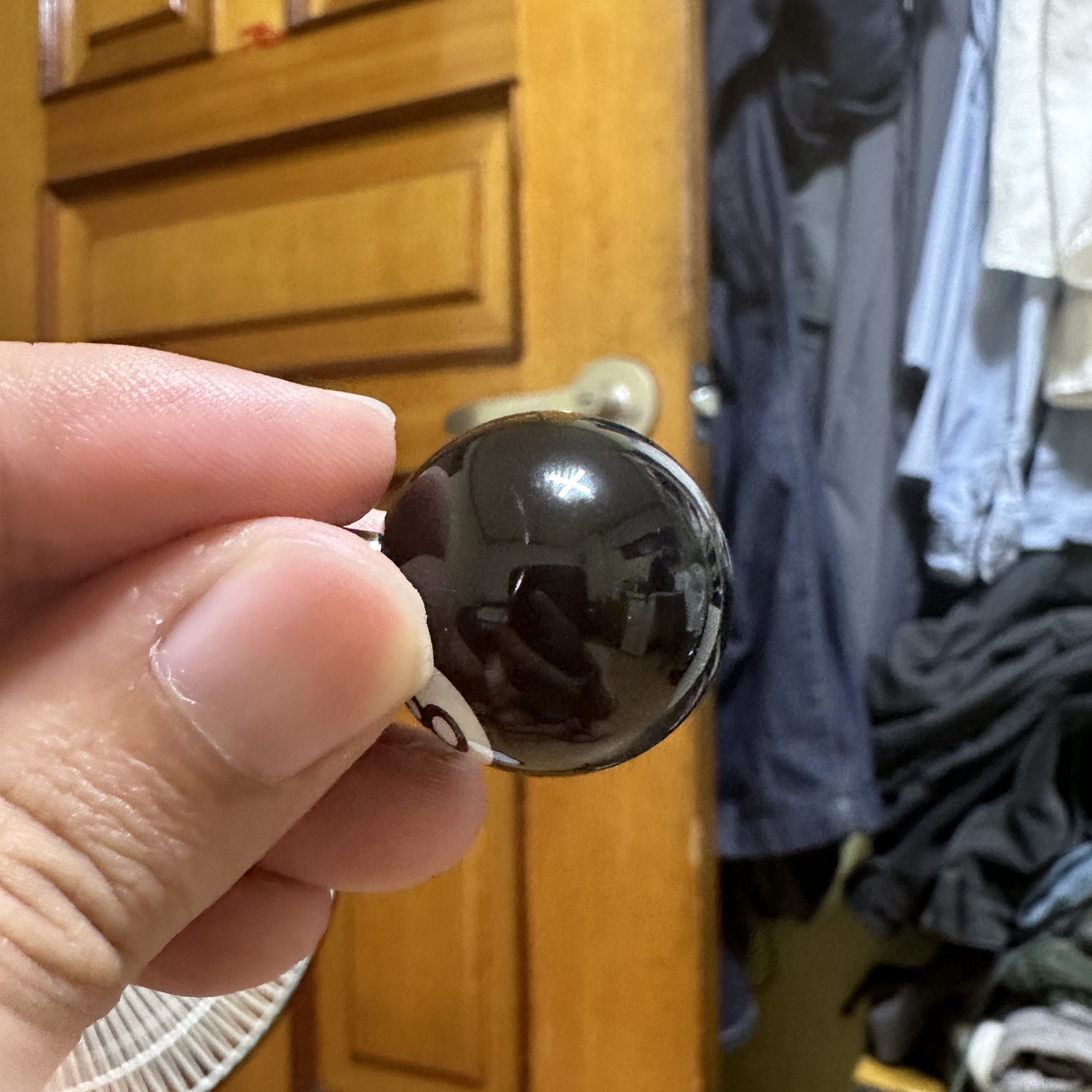 Stussy 8 Ball Keychain Black 착용 스타일