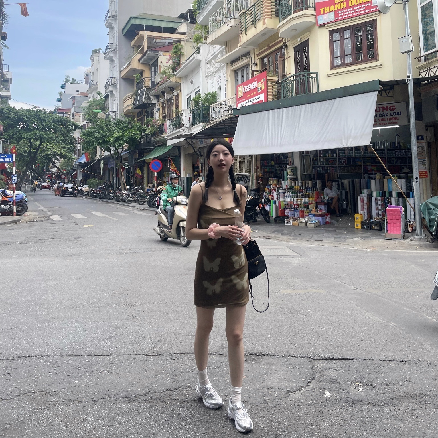 Asics x Cecilie Bahnsen GT-2160 White, Prada Duet Re-Nylon Shoulder Bag Black Gold 착용 스타일 - 2