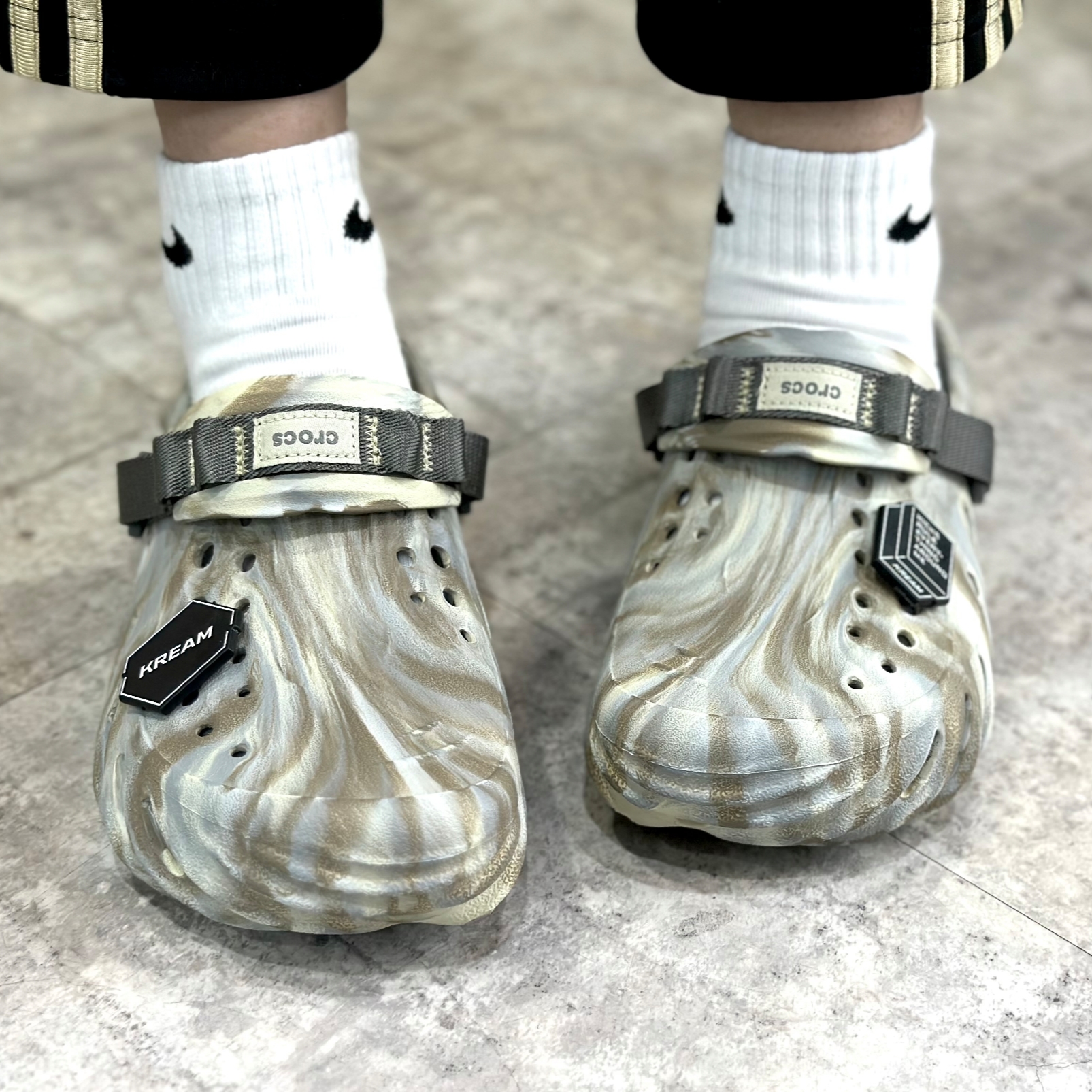Crocs Echo Marbled Clog Bone Multi 착용 스타일