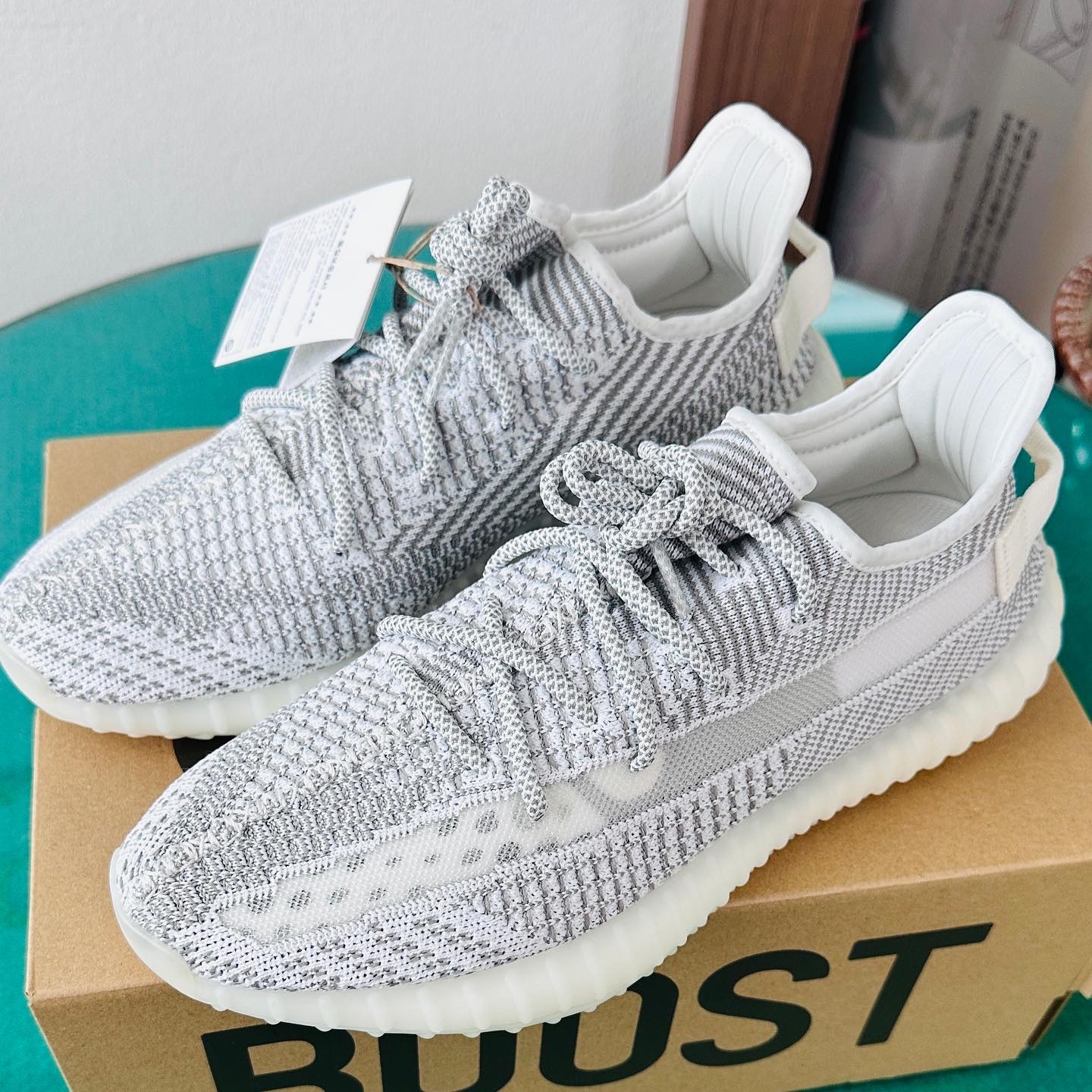 Adidas Yeezy Boost 350 V2 Static 2023 착용 스타일 - 2