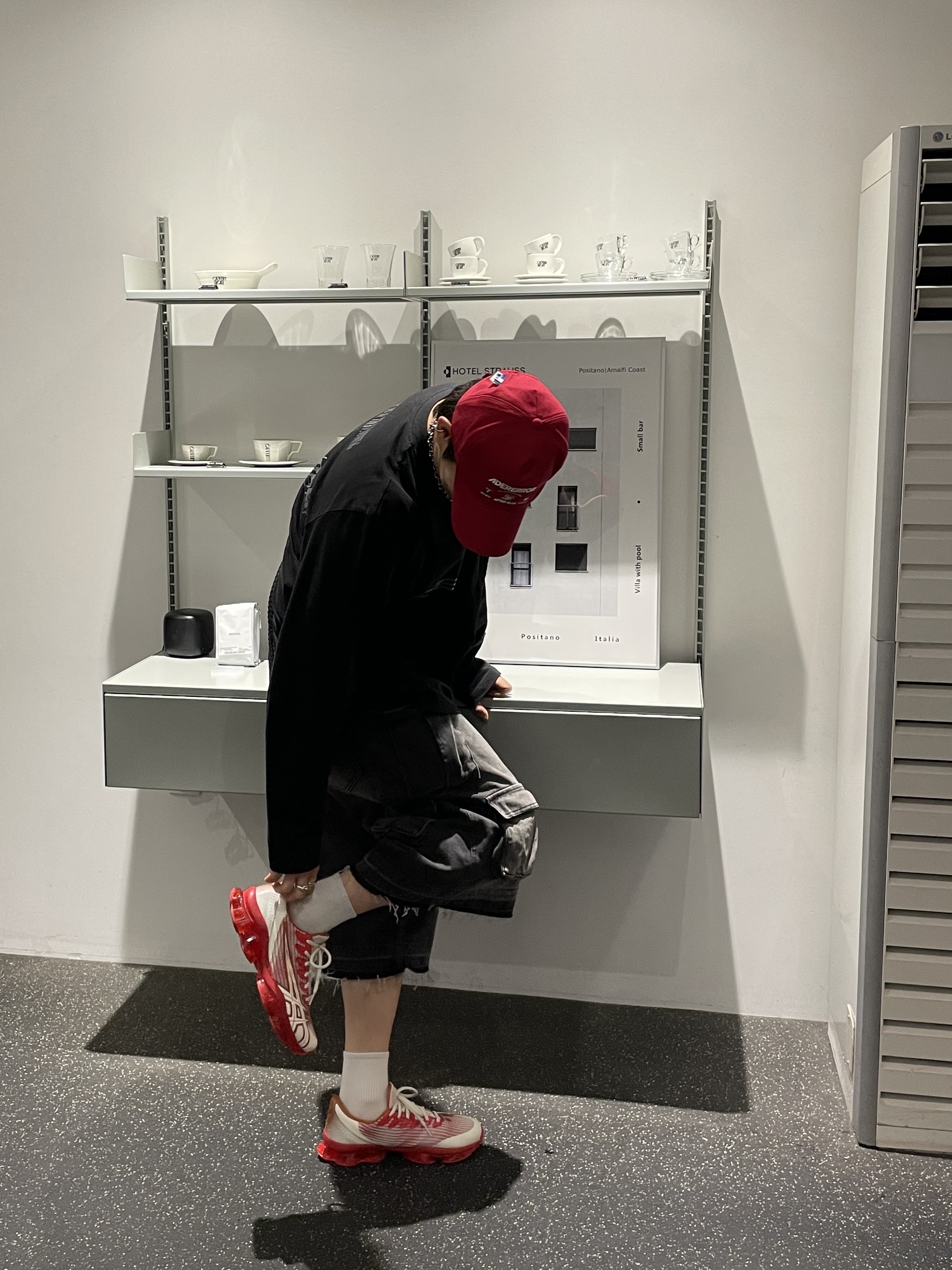 Asics x Kiko Kostadinov Gel-Quantum Levitrack Candy Apple Red, Nos Couleurs Old Washed Cargo Denim Shorts Dark Grey 착용 스타일 - 2