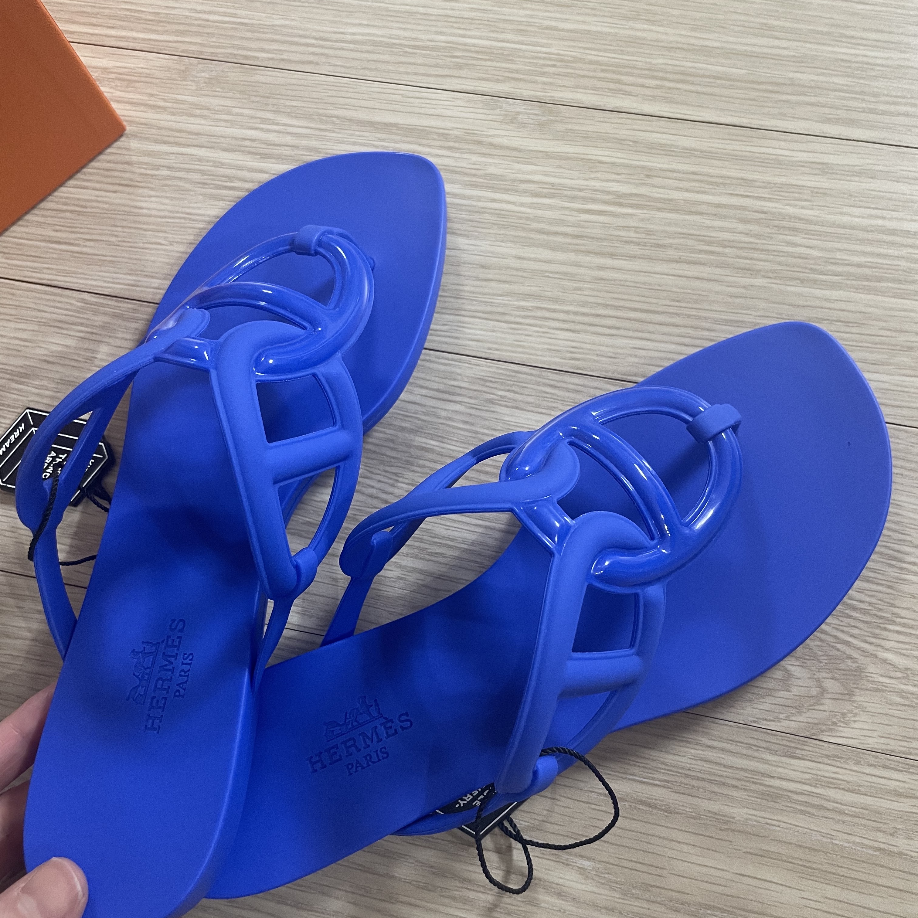 (W) Hermes Egerie Sandal Bleu Outremer 착용 스타일
