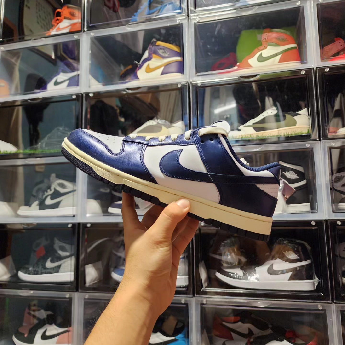 (W) Nike Dunk Low PRM Midnight Navy and White 착용 스타일 - 1