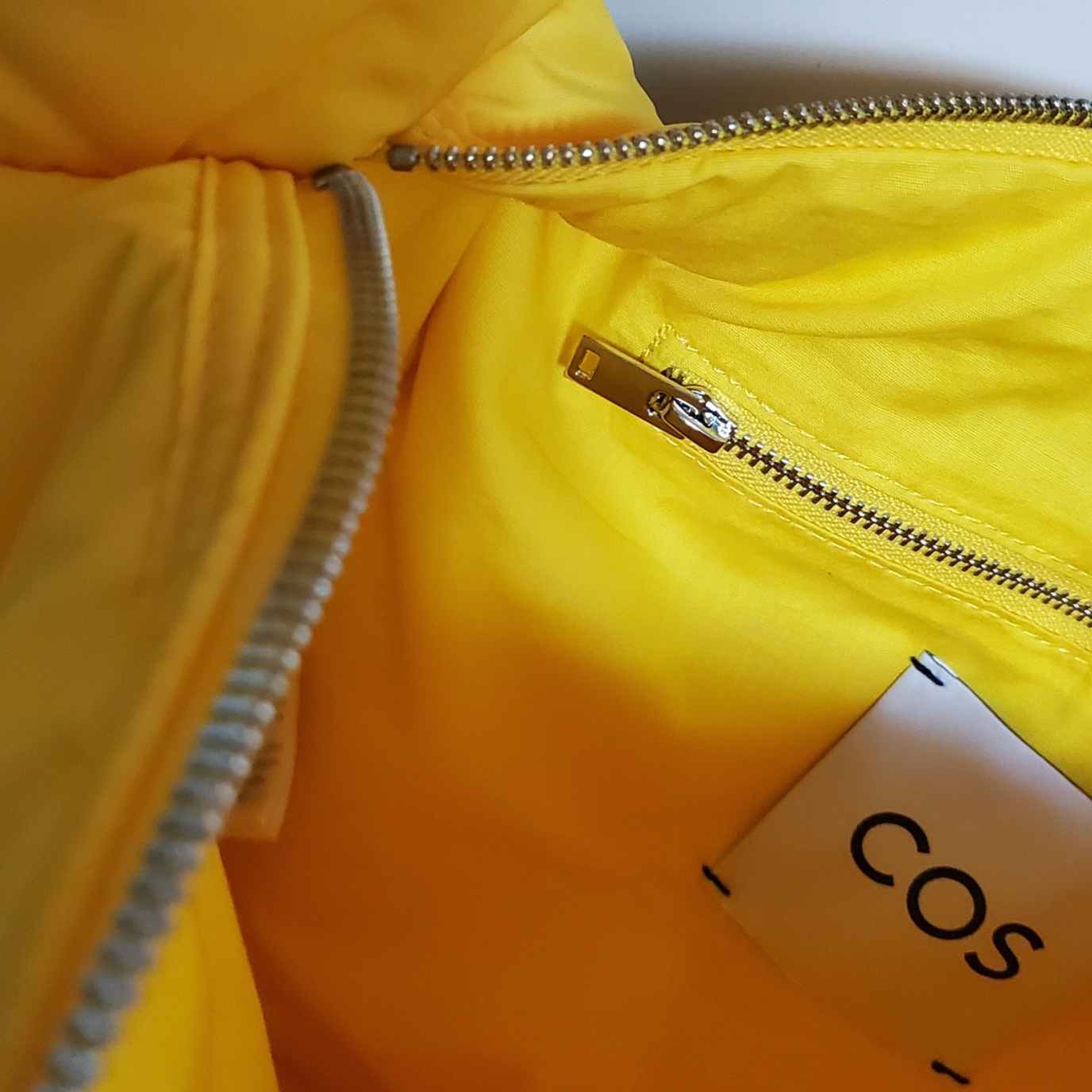 COS Diamond Quilted Hand Bag Yellow 착용 스타일