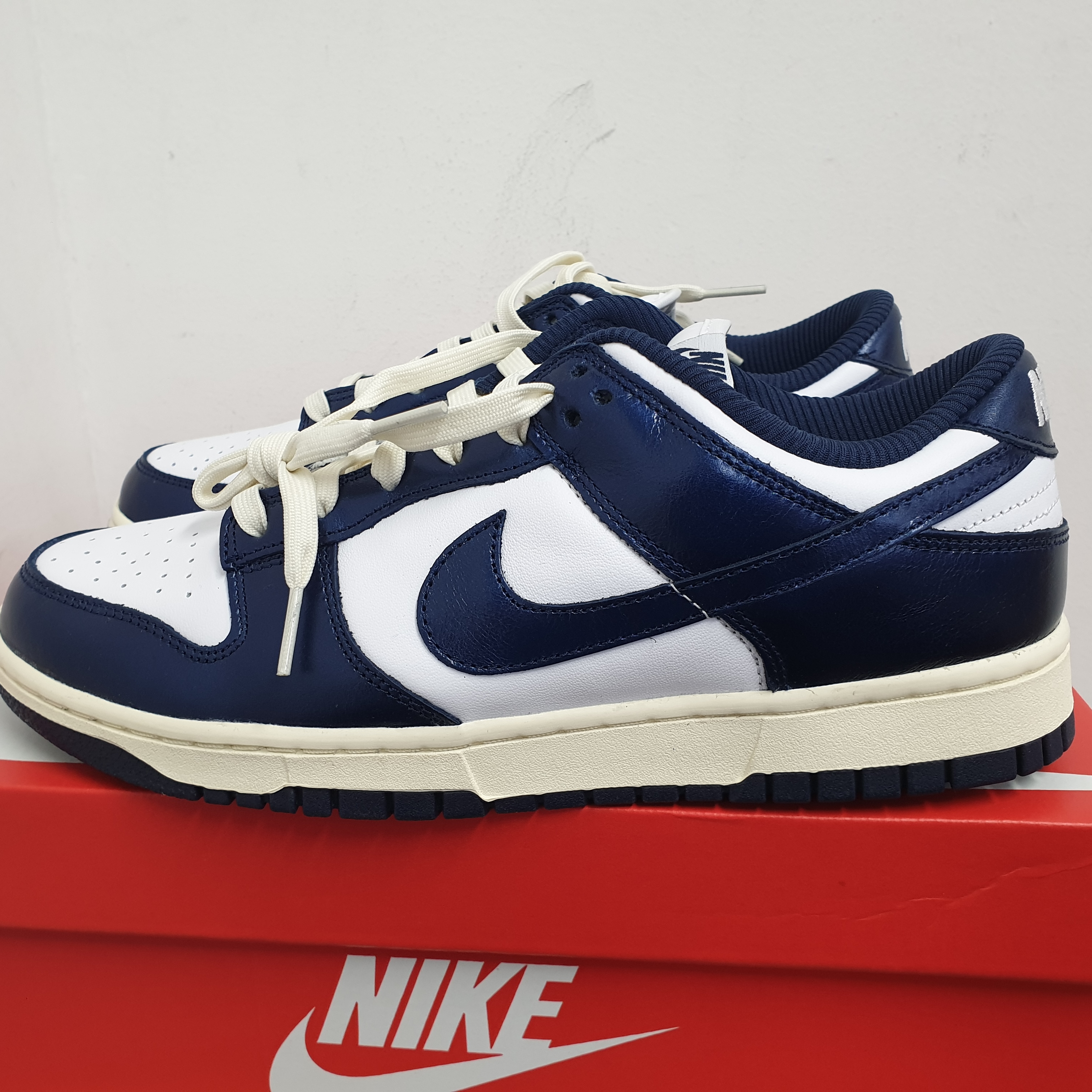 (W) Nike Dunk Low PRM Midnight Navy and White 착용 스타일 - 1