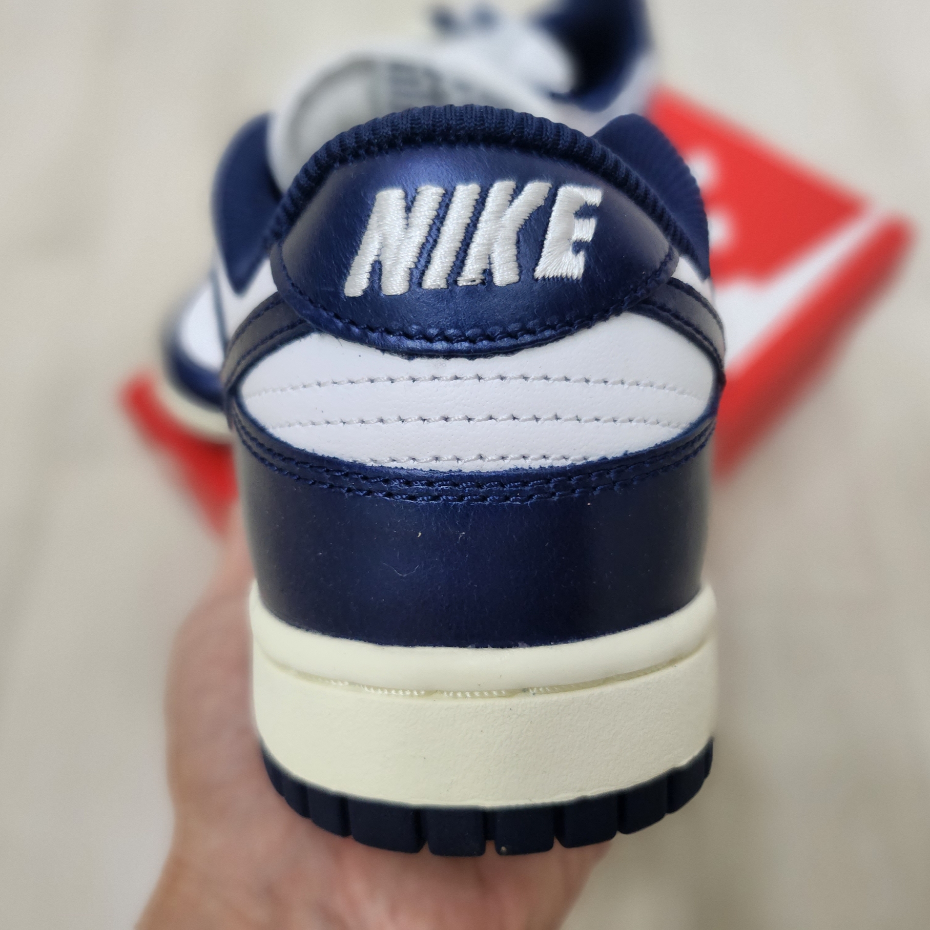 (W) Nike Dunk Low PRM Midnight Navy and White 착용 스타일 - 3