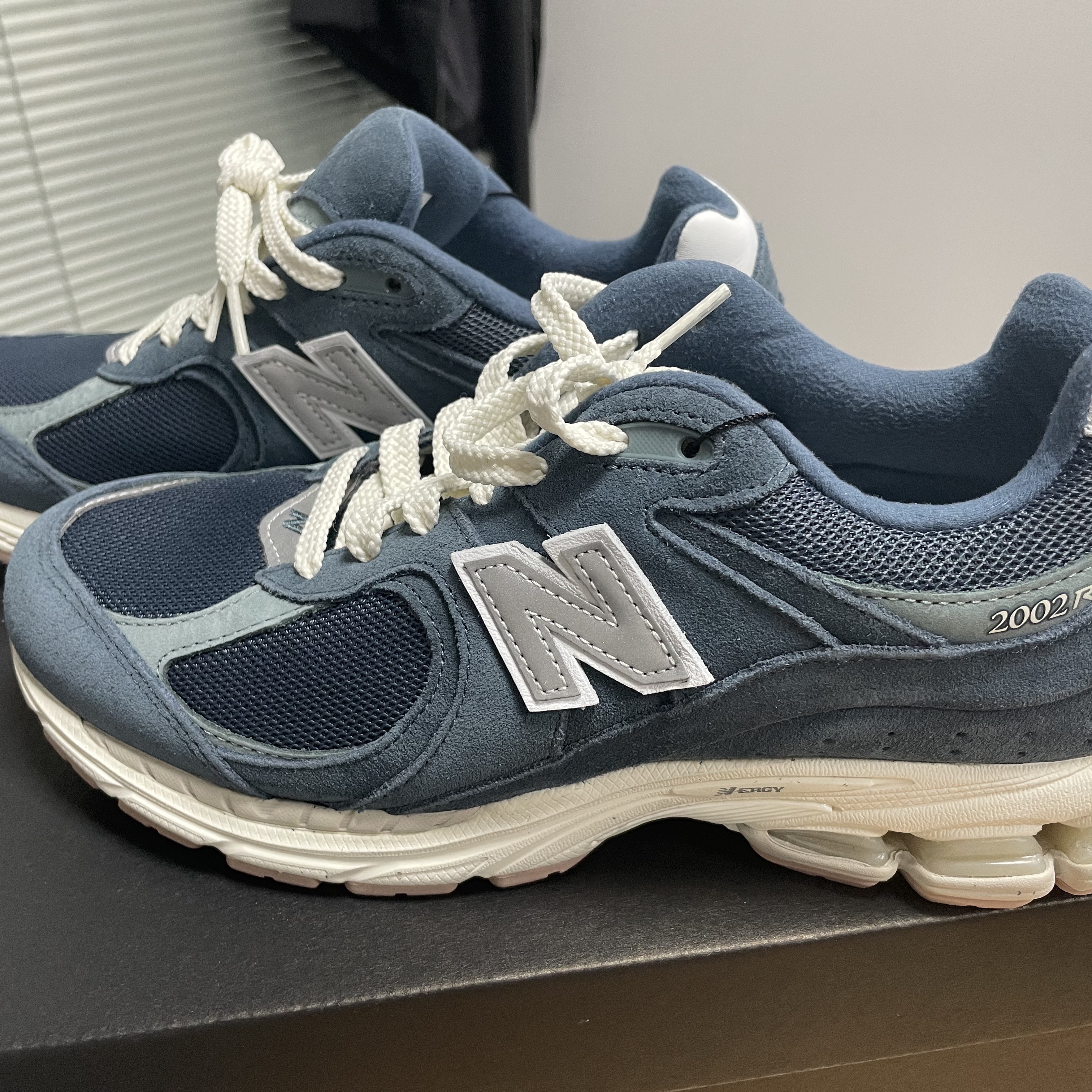 New Balance 2002R Deep Ocean Grey Slate 착용 스타일