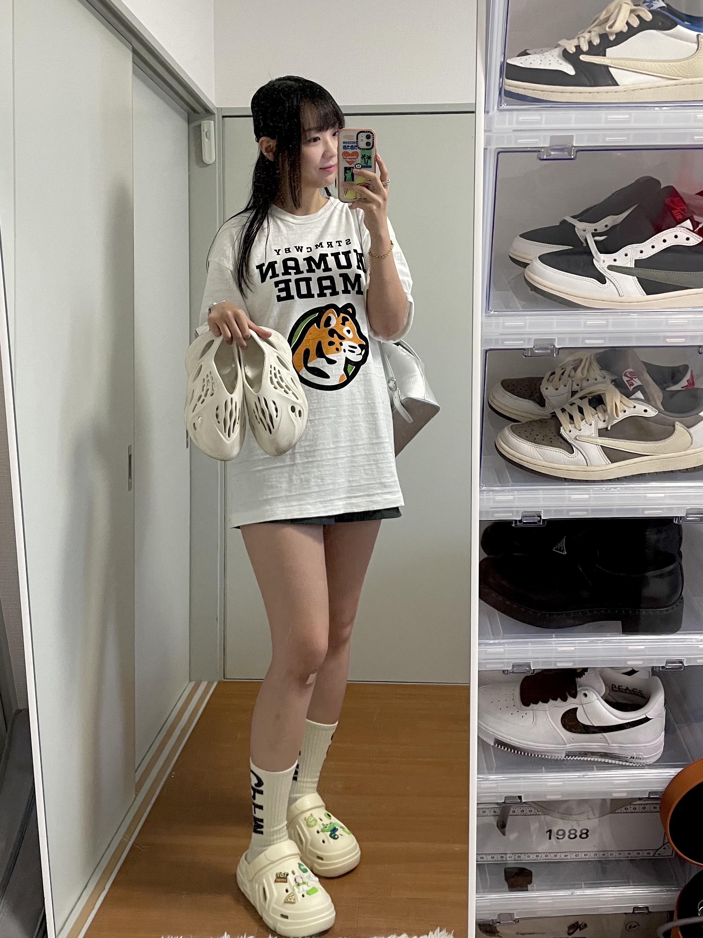 Adidas Yeezy Foam RNNR Sand, Human Made Graphic T-Shirt #8 White 착용 스타일