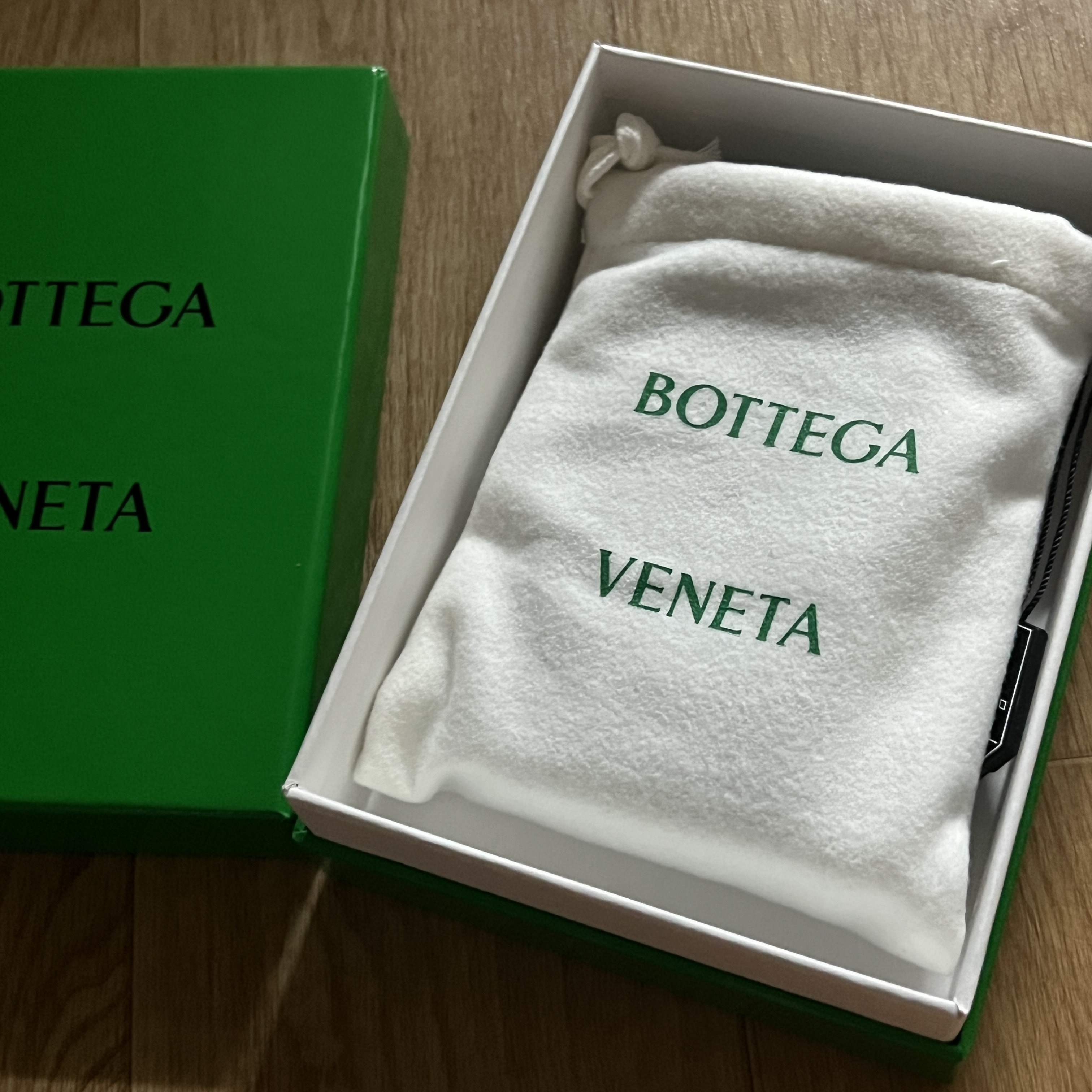 Bottega Veneta Business Card Case Windswept 착용 스타일