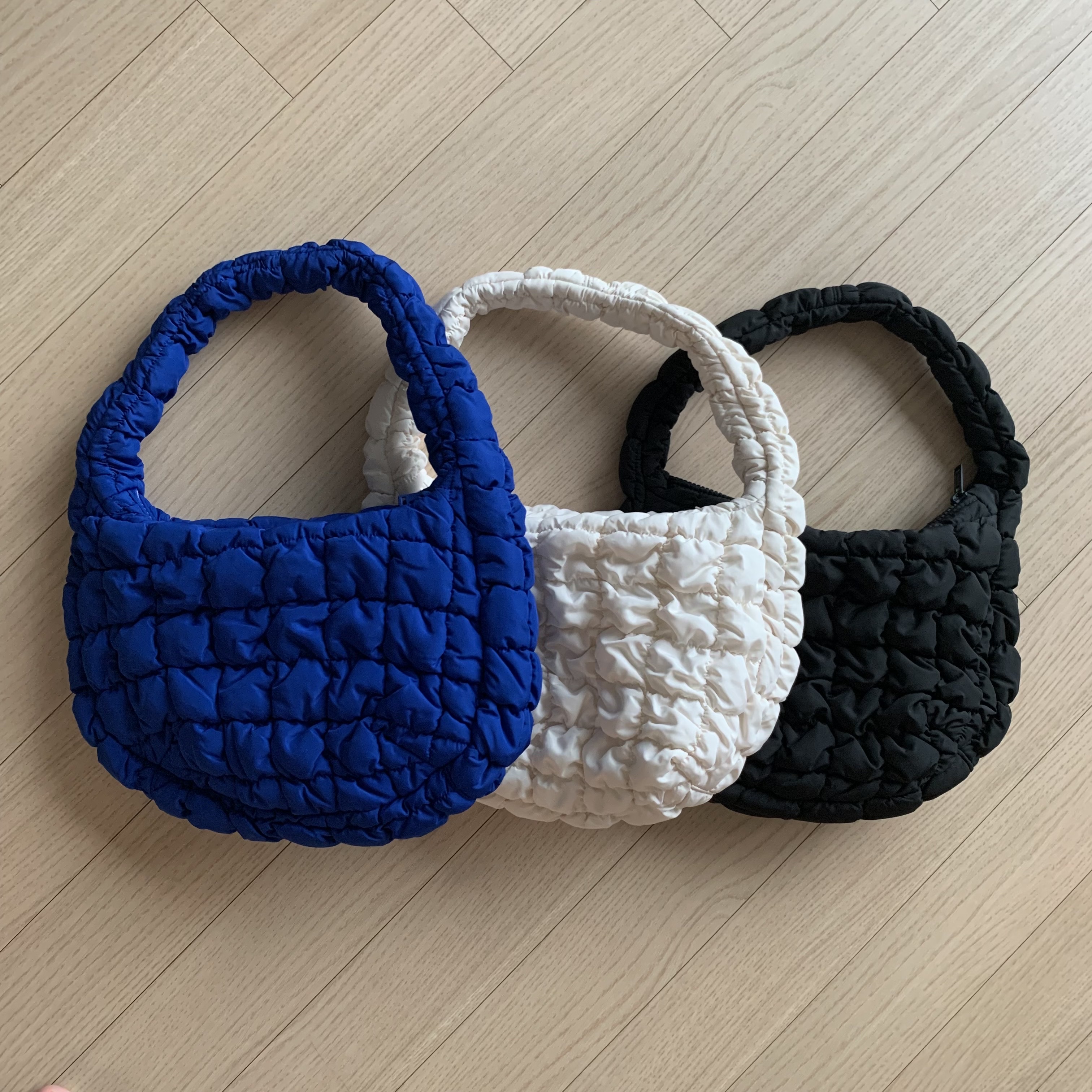 COS Quilted Mini Bag Blue, COS Quilted Mini Bag Black 착용 스타일