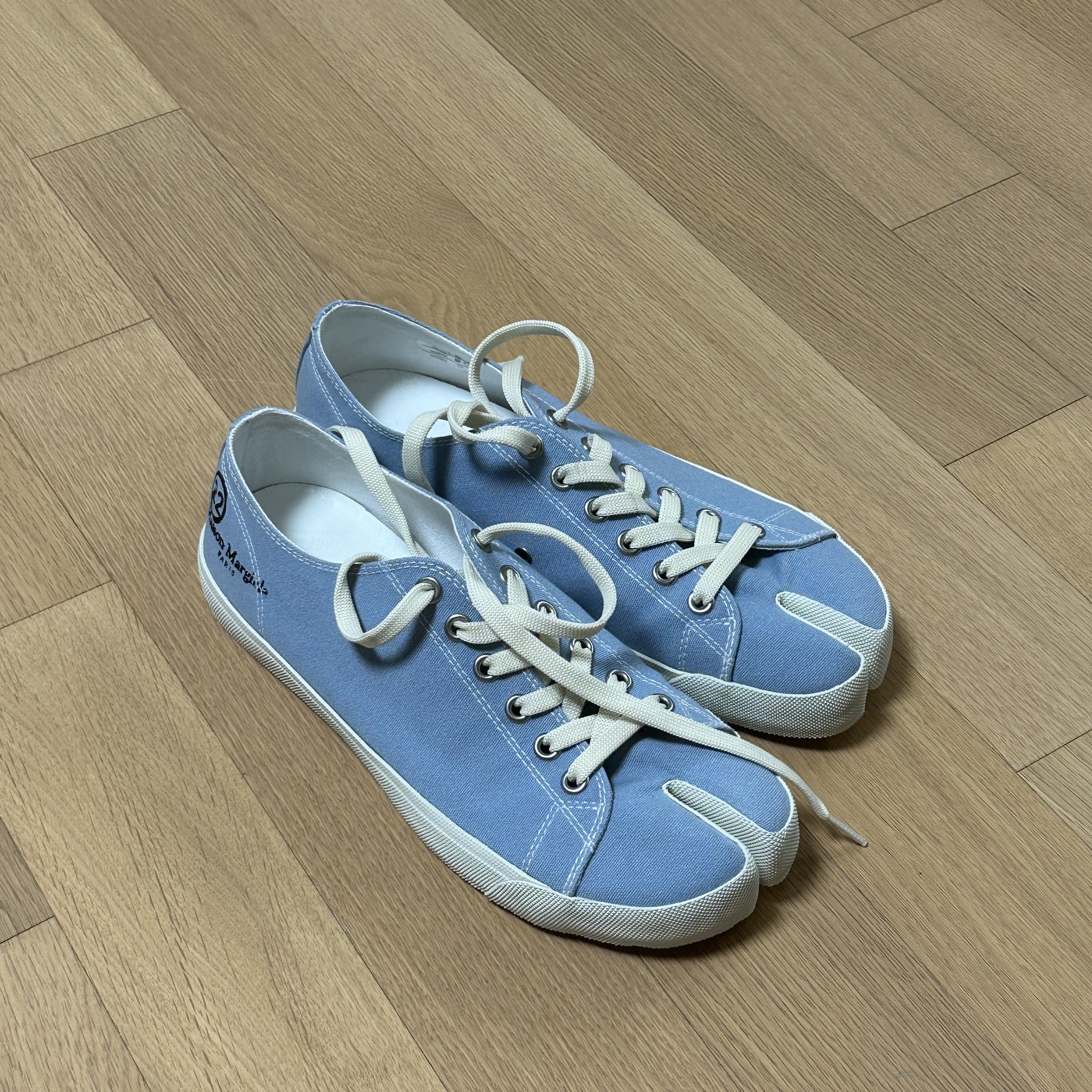 Maison Margiela Tabi Low Light Blue 착용 스타일 - 1