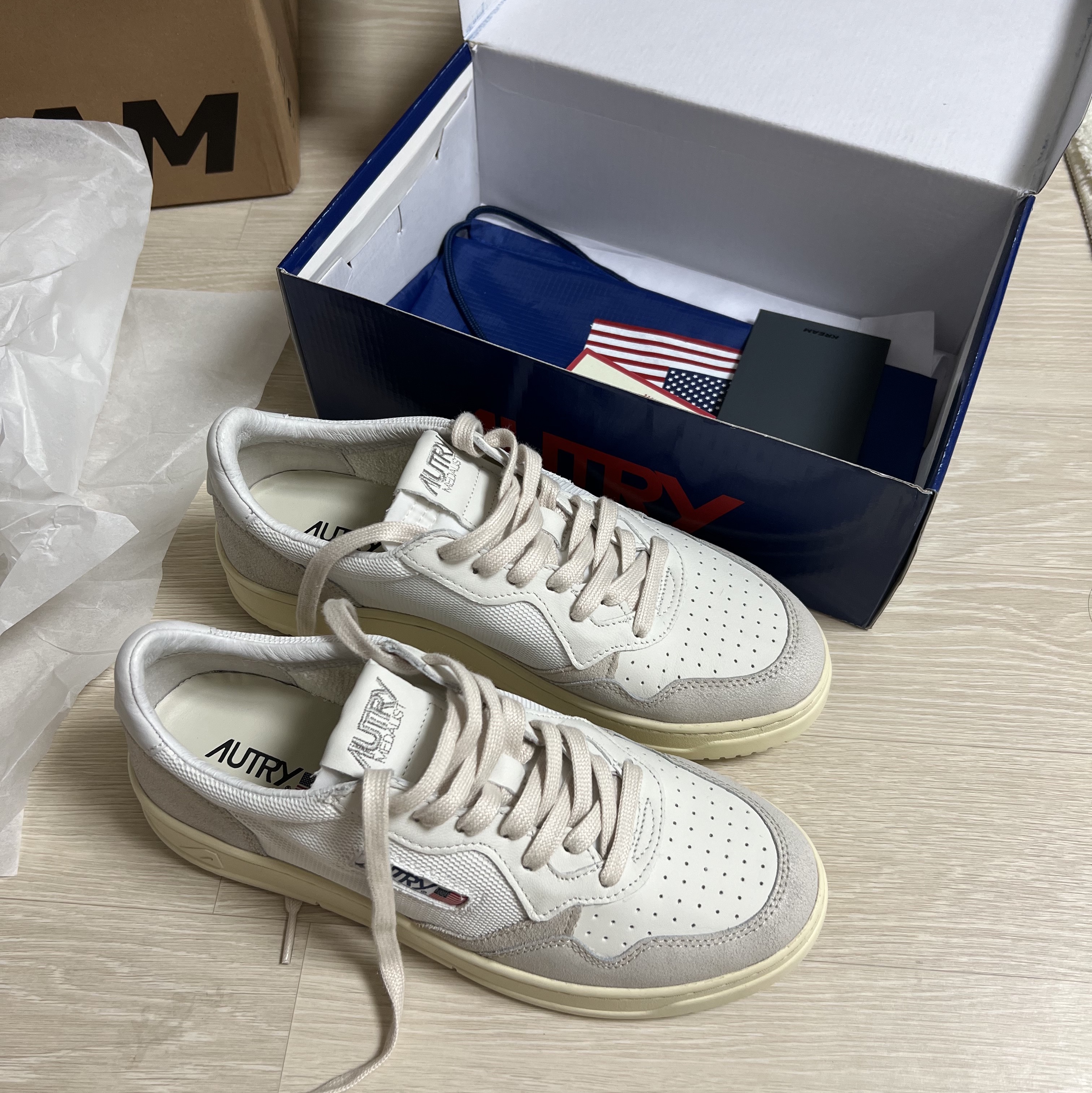 Autry Medalist Low Leather Sneakers White 착용 스타일 - 1