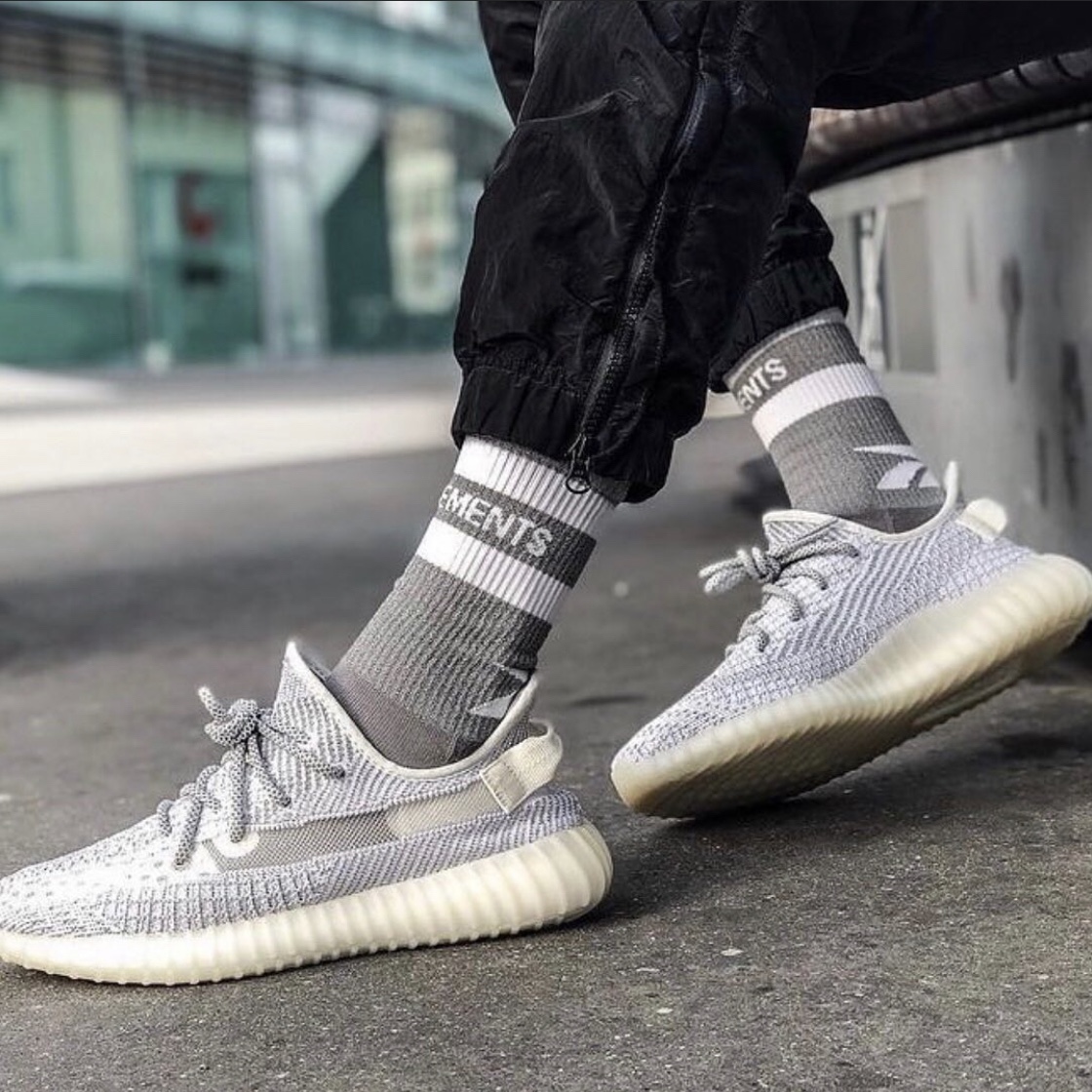 Adidas Yeezy Boost 350 V2 Static 2023 착용 스타일 - 3