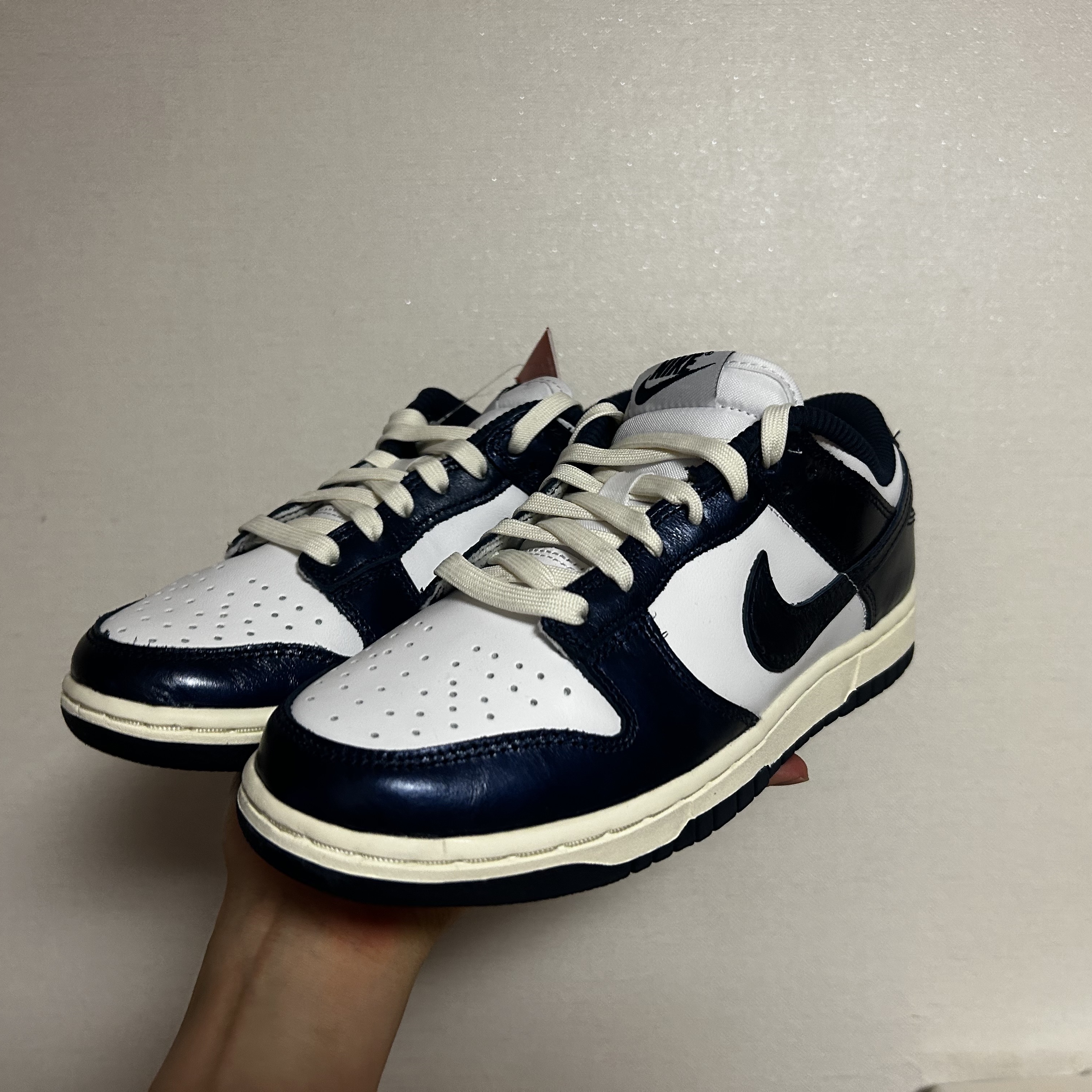 (W) Nike Dunk Low PRM Midnight Navy and White 착용 스타일 - 4