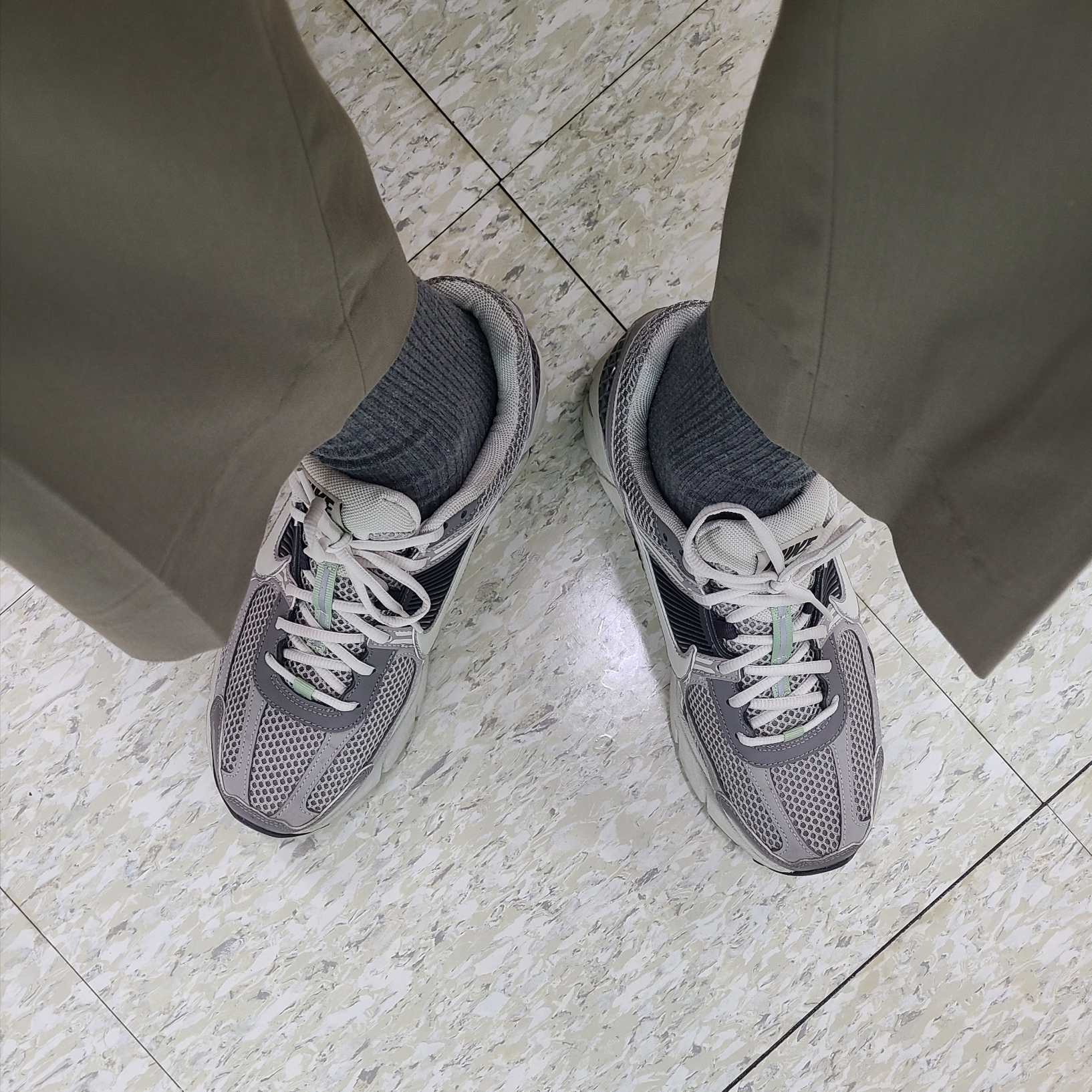 (W) Nike Zoom Vomero 5 Cobblestone and Flat Pewter 착용 스타일 - 3