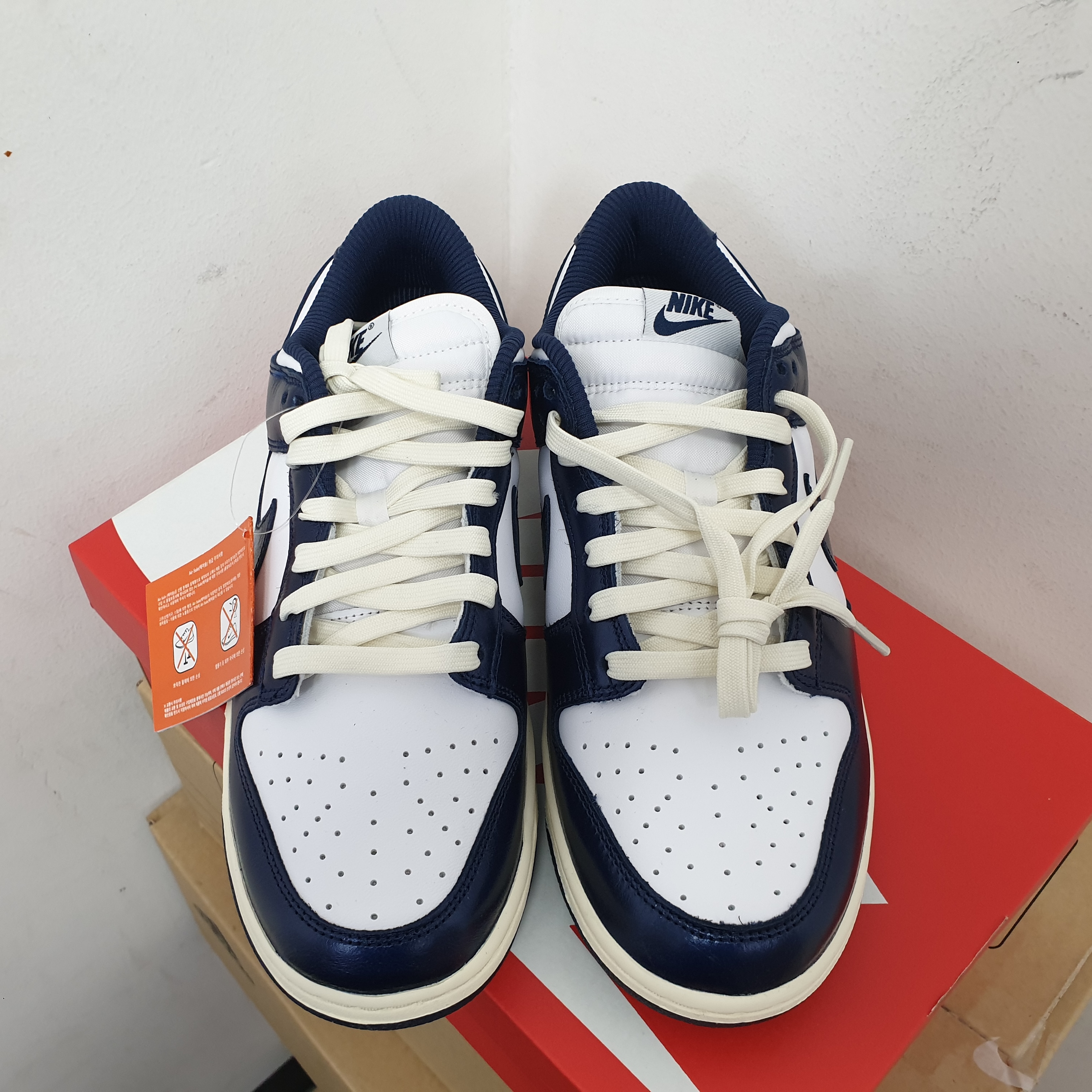 (W) Nike Dunk Low PRM Midnight Navy and White 착용 스타일 - 2