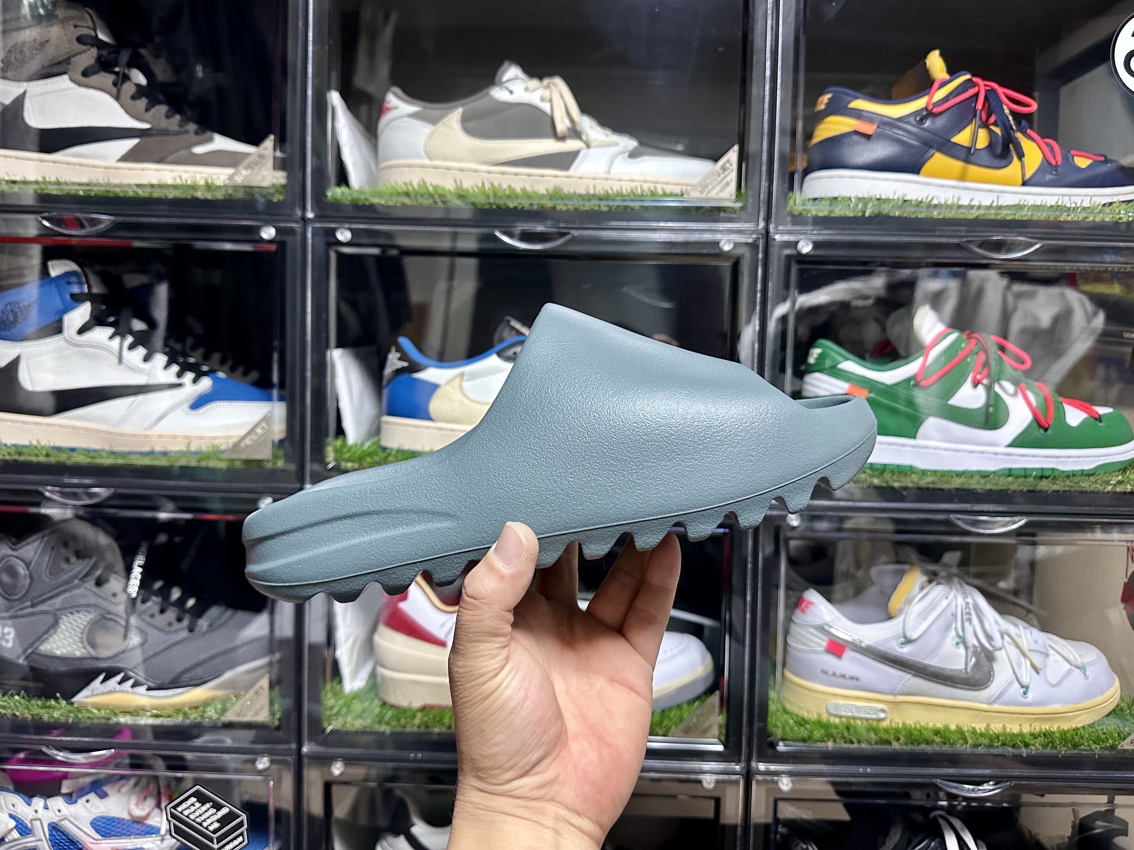 Adidas Yeezy Slide Slate Marine 착용 스타일 - 1
