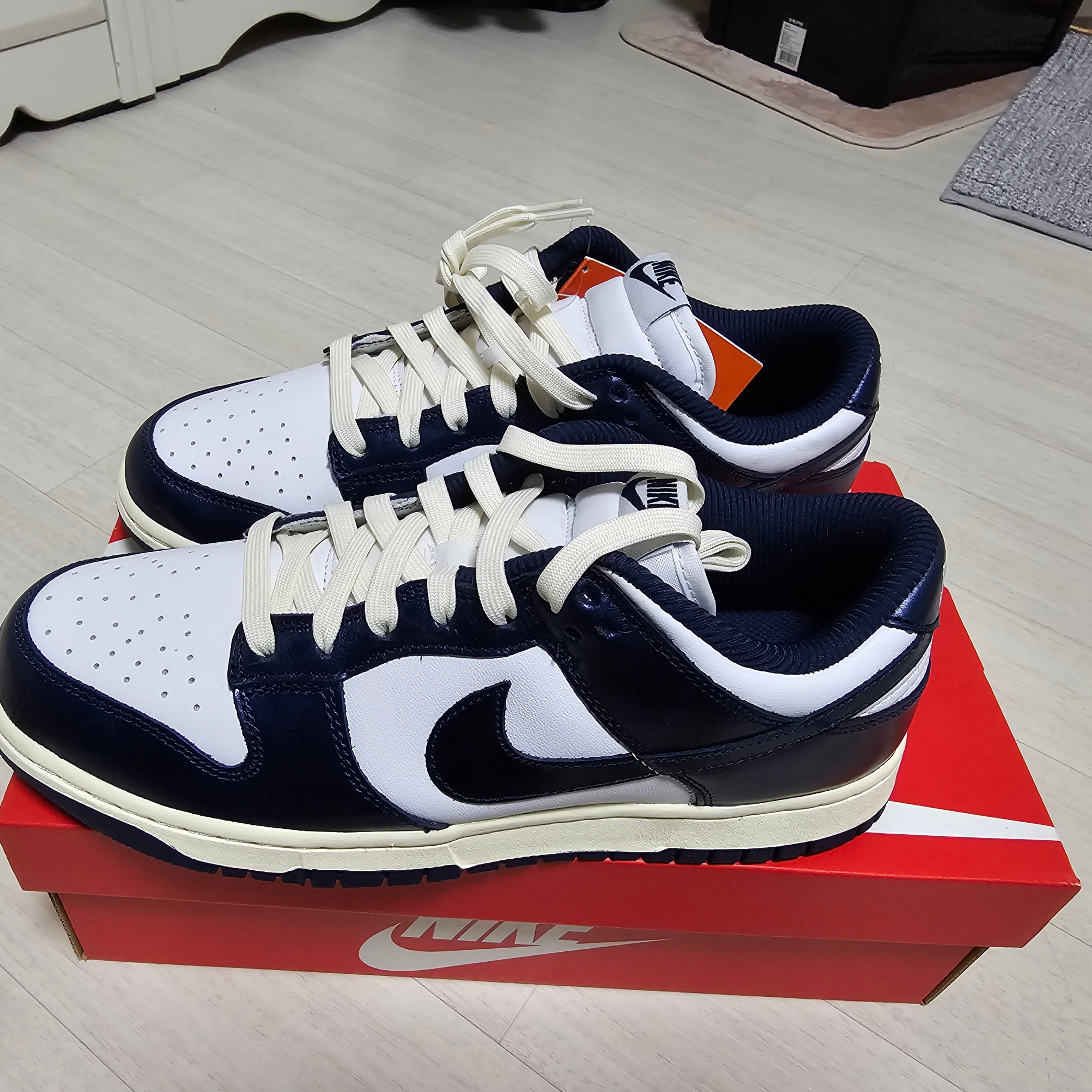 (W) Nike Dunk Low PRM Midnight Navy and White 착용 스타일 - 1