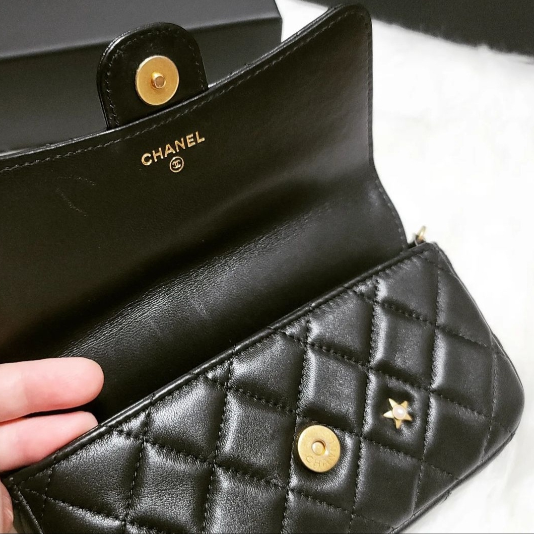 Chanel Flap Phone Holder with Classic Chain Lambskin & Gold Black, Chanel Flap Phone Holder with Classic Chain Grained Calfskin & Gold Black 착용 스타일 - 4