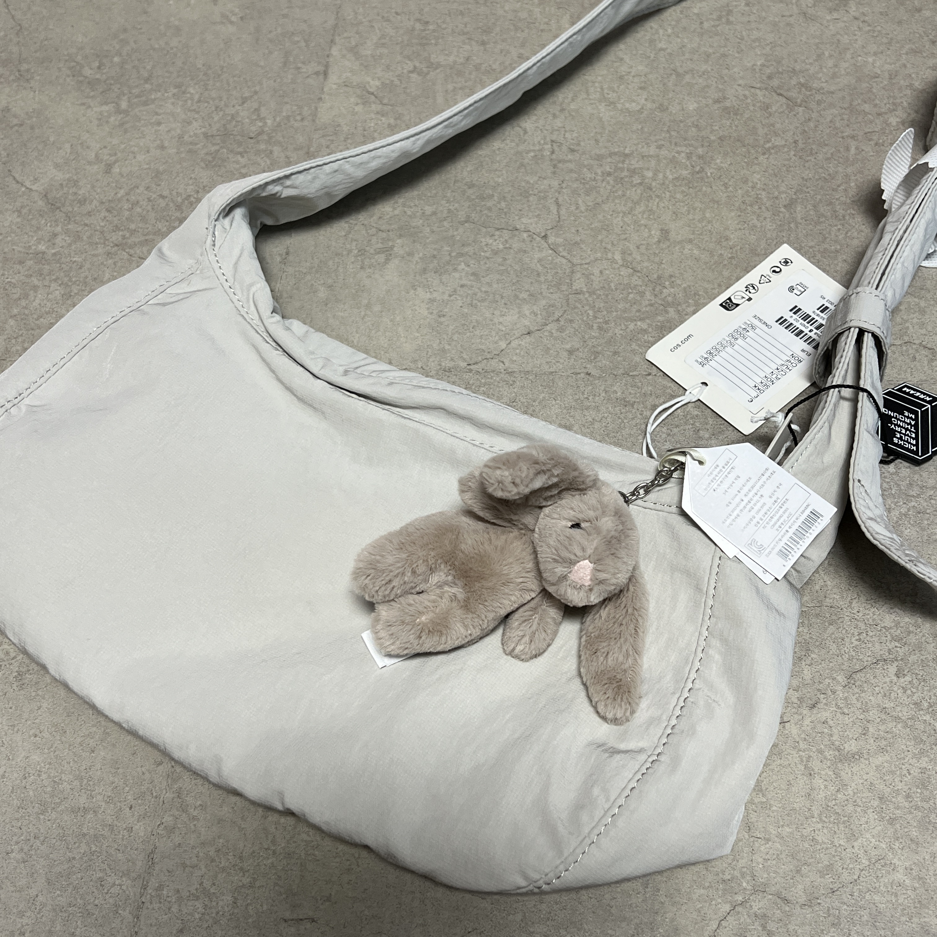 COS Nylon Crossbody Saddle Bag Light Grey Stone, Jellycat Bashful Bunny Bag Charm Beige 착용 스타일