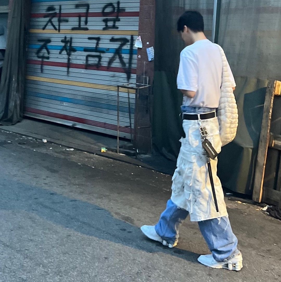Nos Couleurs Distressed Cargo Shorts White 착용 스타일