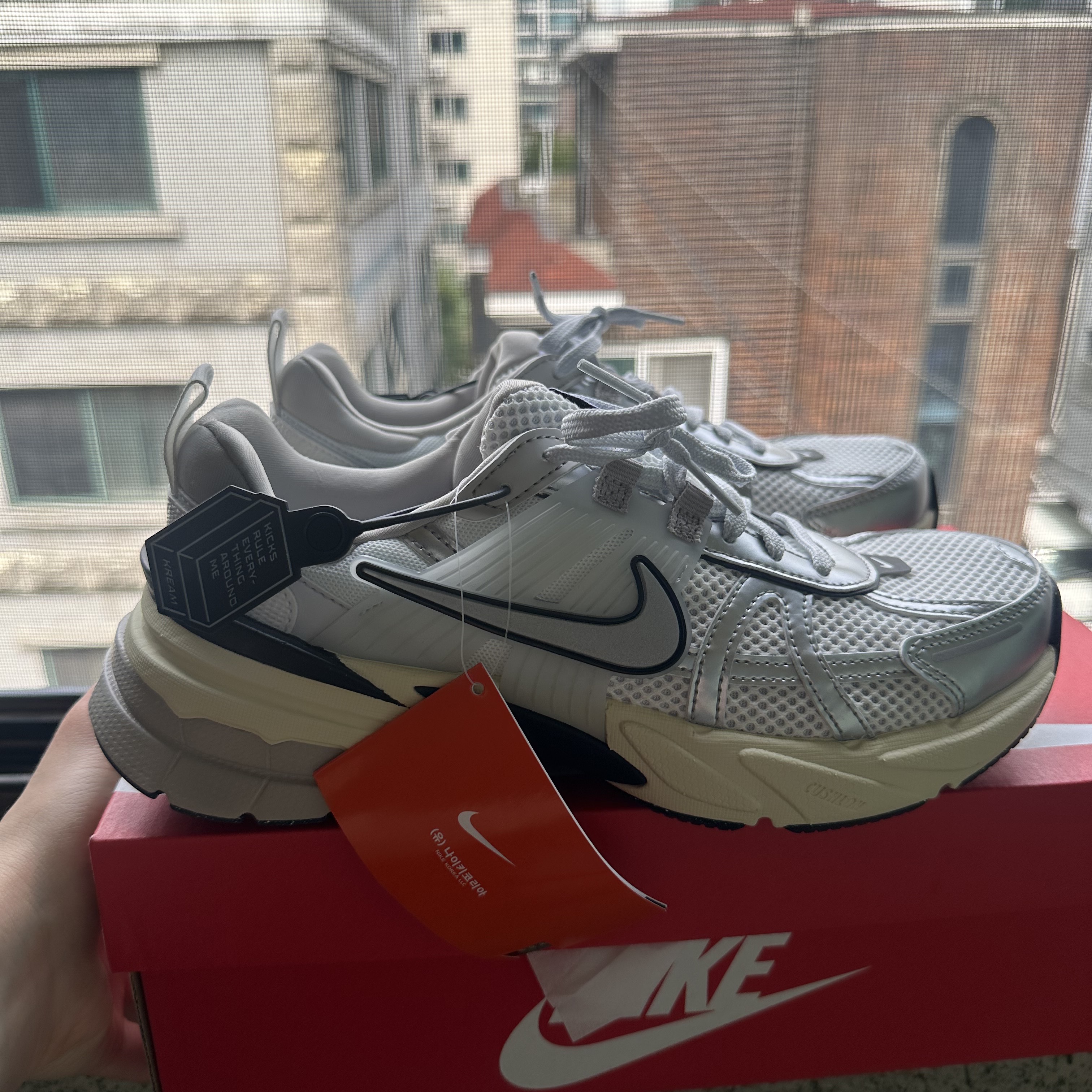 Nike V2K Run Summit White Metallic Silver 착용 스타일 - 1
