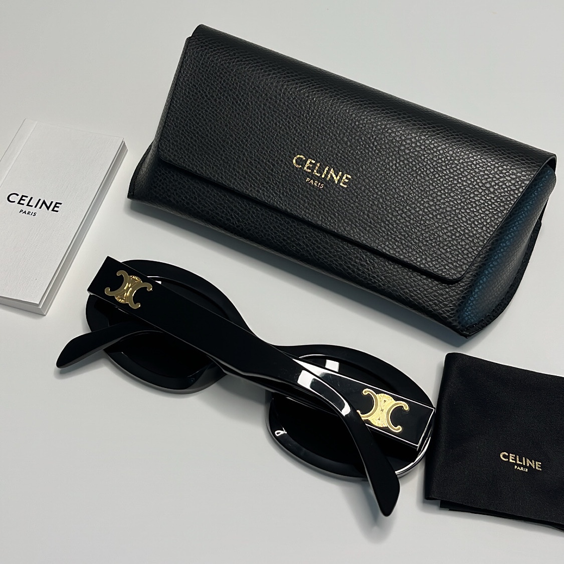(W) Celine Triomphe 01 Sunglasses in Acetate Black 착용 스타일