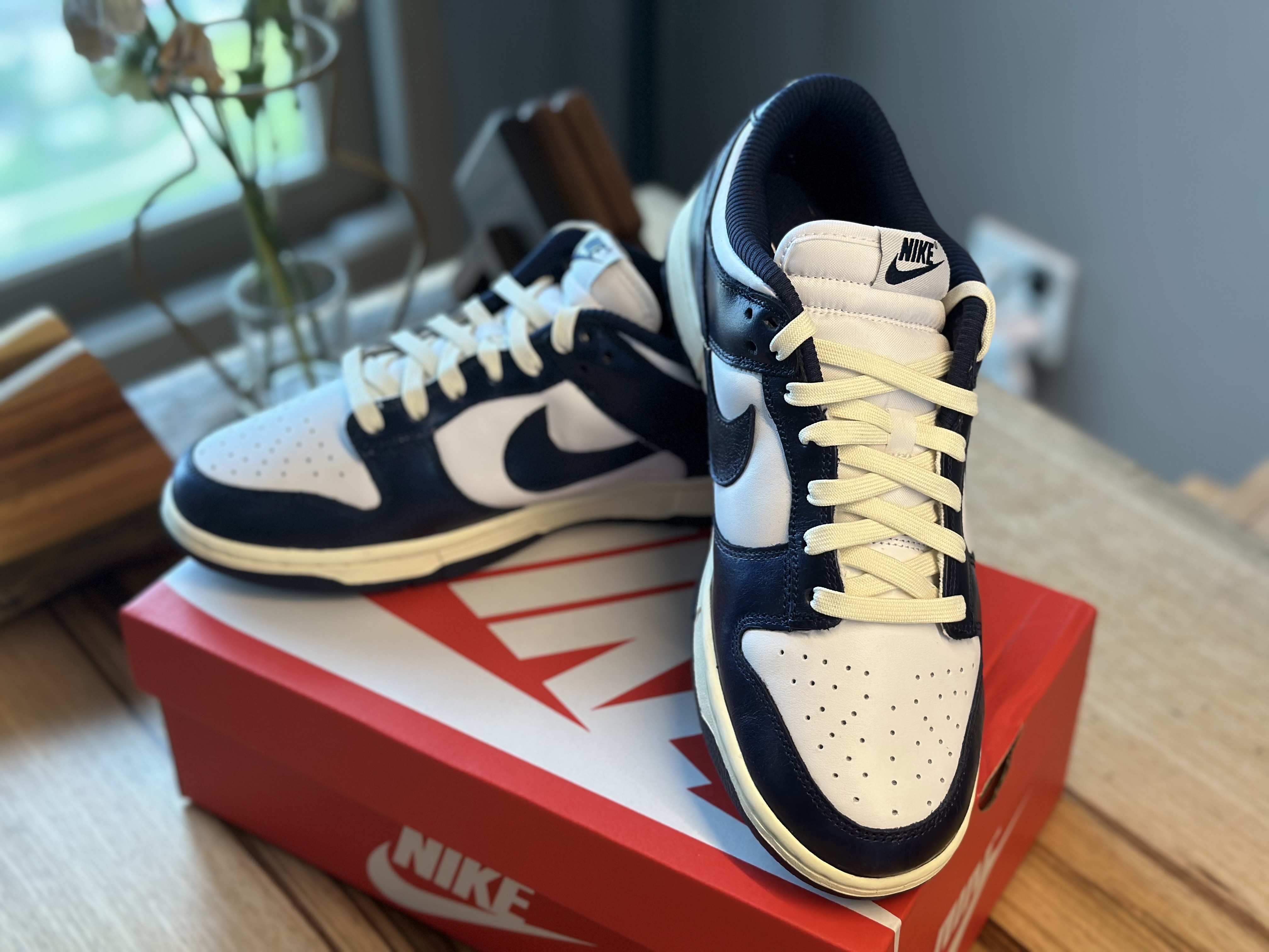 (W) Nike Dunk Low PRM Midnight Navy and White 착용 스타일 - 1