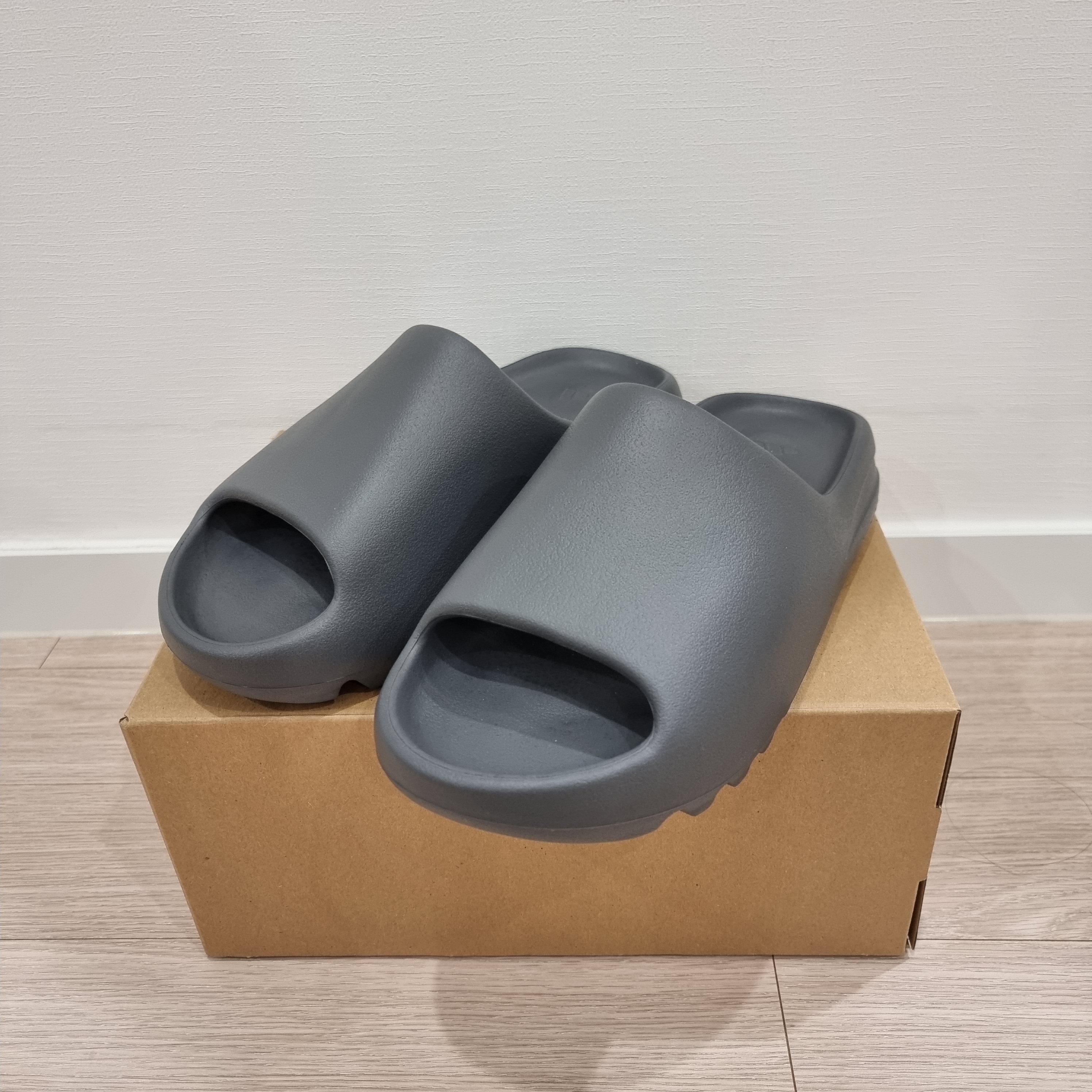 Adidas Yeezy Slide Slate Grey 착용 스타일