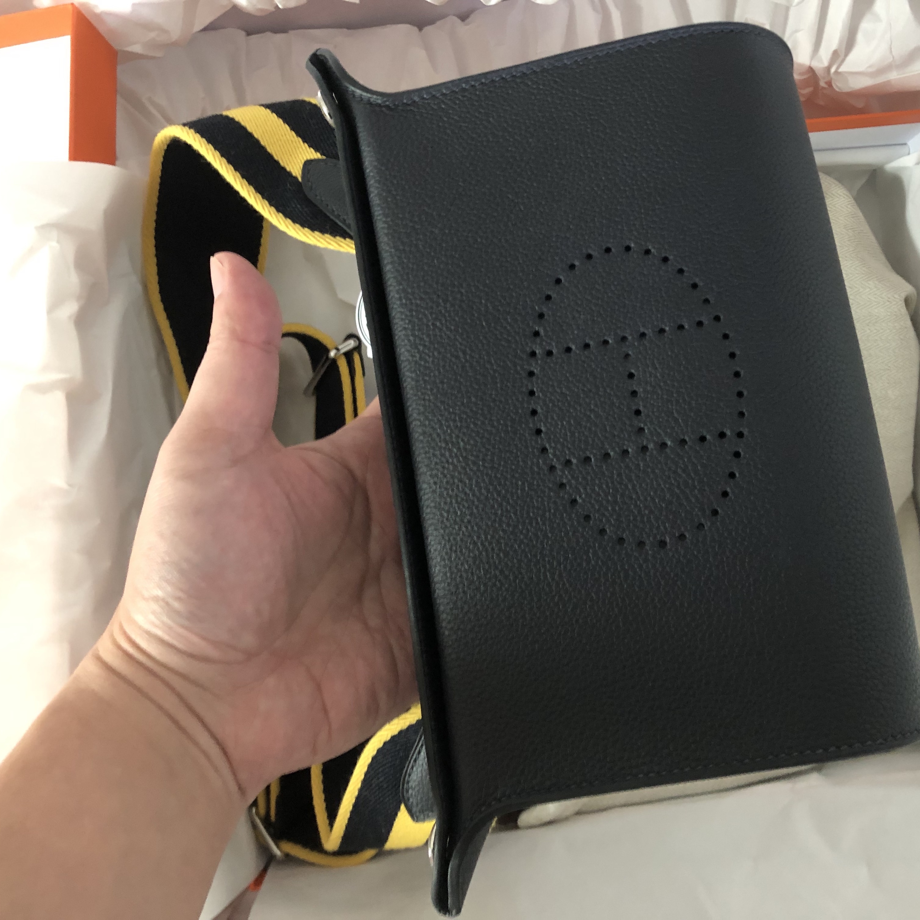 Hermes Videpoches Bag Togo & Palladium Caban Jaune De Naples Indigo 착용 스타일 - 1