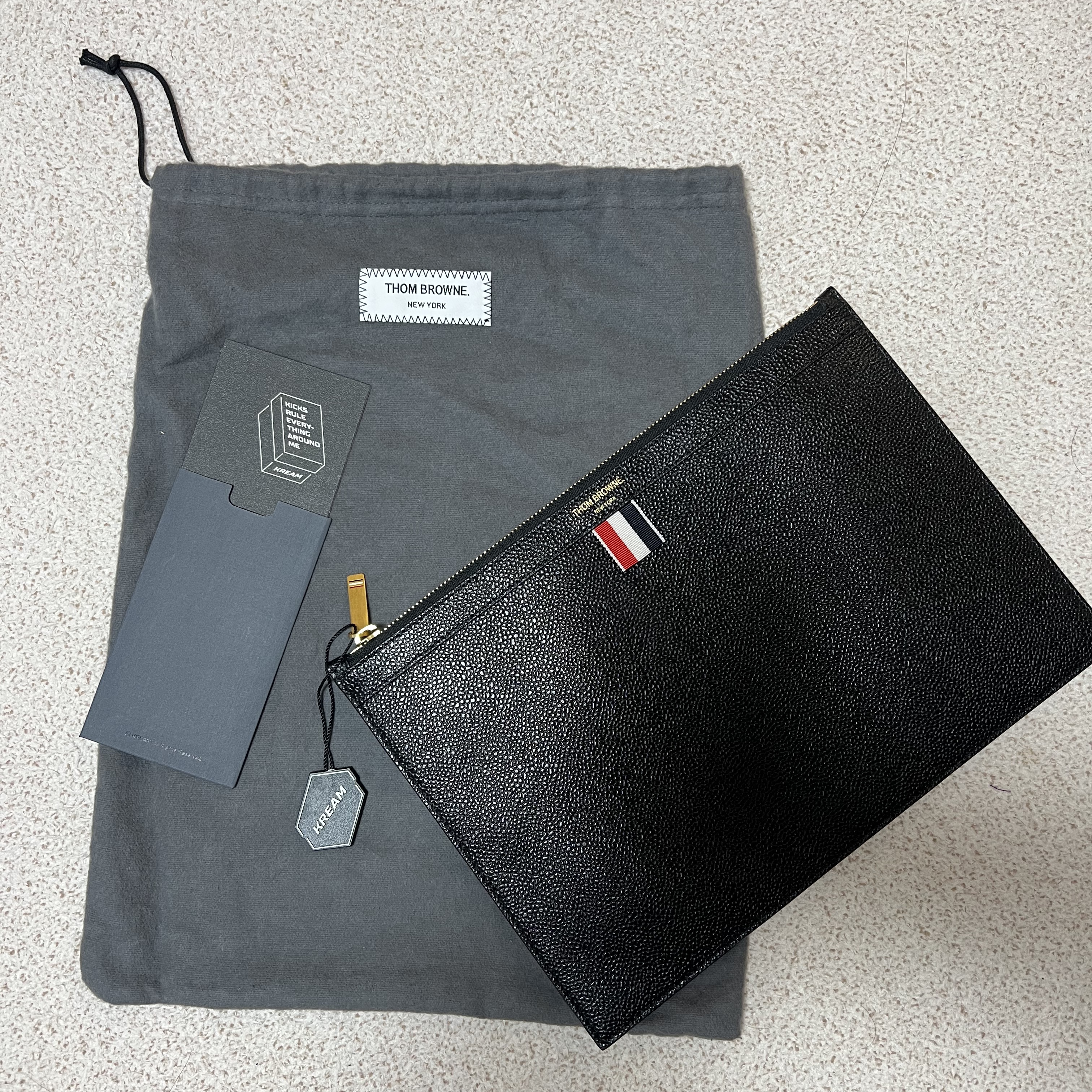 Thom Browne Small Tablet Clutch Black 착용 스타일