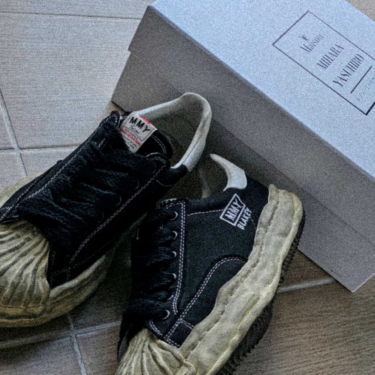 Maison Mihara Yasuhiro Blakey OG Sole Distressed Canvas Low-top Sneakers Black 착용 스타일