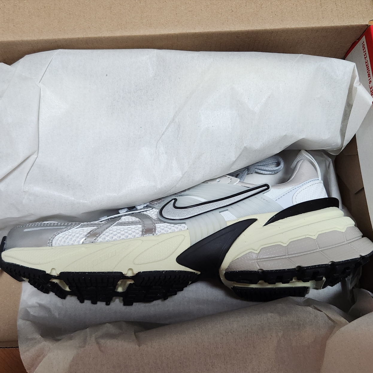 Nike V2K Run Summit White Metallic Silver 착용 스타일