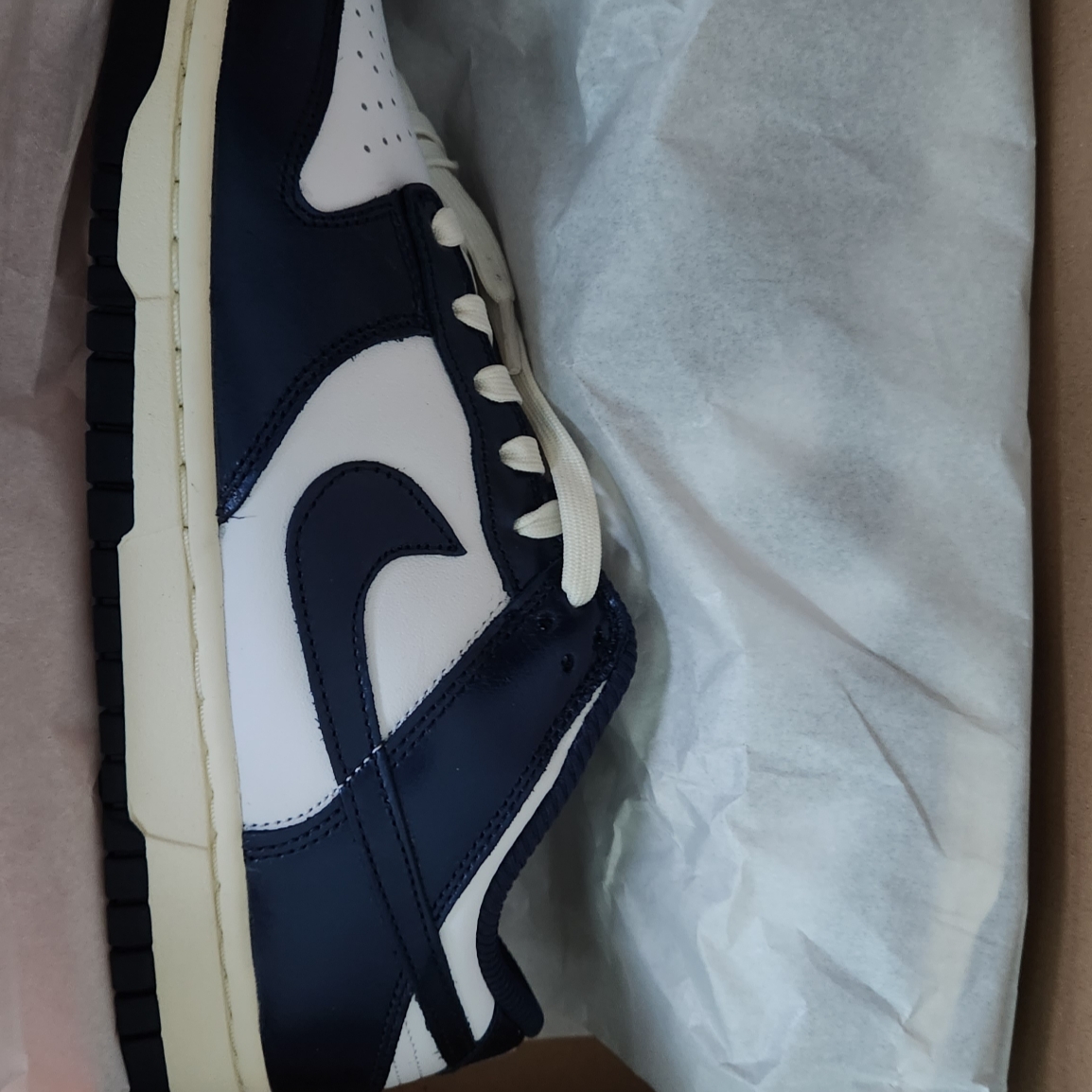 (W) Nike Dunk Low PRM Midnight Navy and White 착용 스타일 - 5