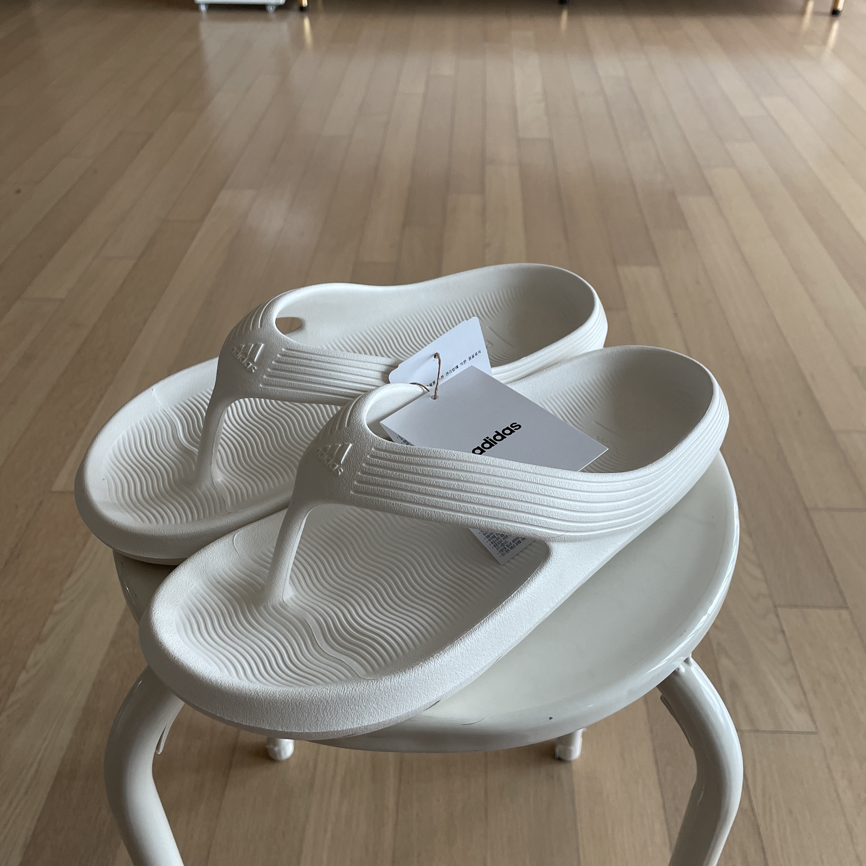 Adidas Adicane Flip-Flops Sand Strata 착용 스타일