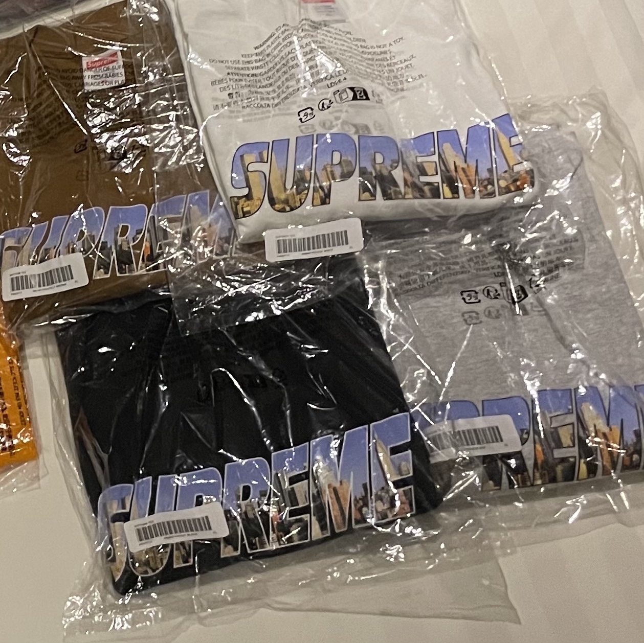 Supreme Gotham T-Shirt White - 23FW, Supreme Gotham T-Shirt Black - 23FW 착용 스타일